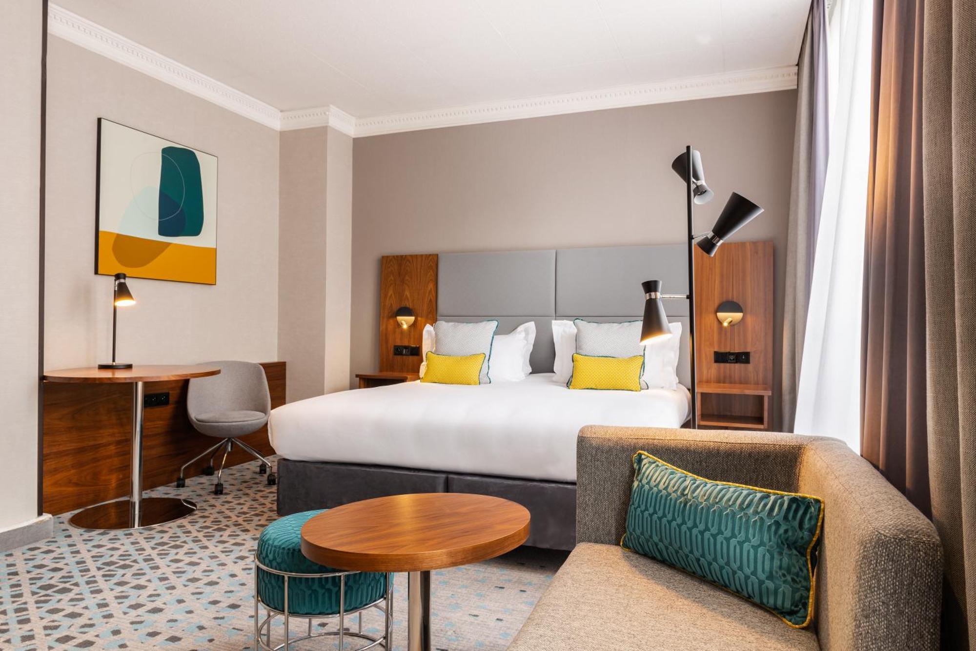 Premium Zimmer mit Kingsize-Bett und Blick auf den Innenhof