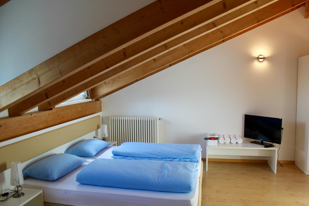 Großes Doppel-/Zweibettzimmer mit Gemeinschaftsbad