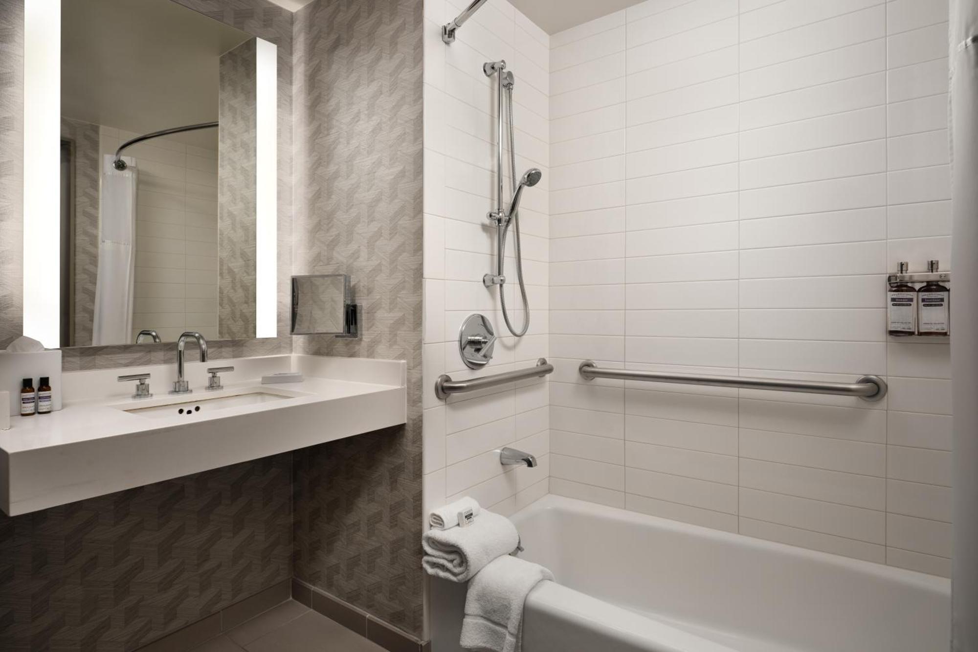 Zimmer mit Kingsize-Bett und barrierefreier Badewanne – barrierefrei