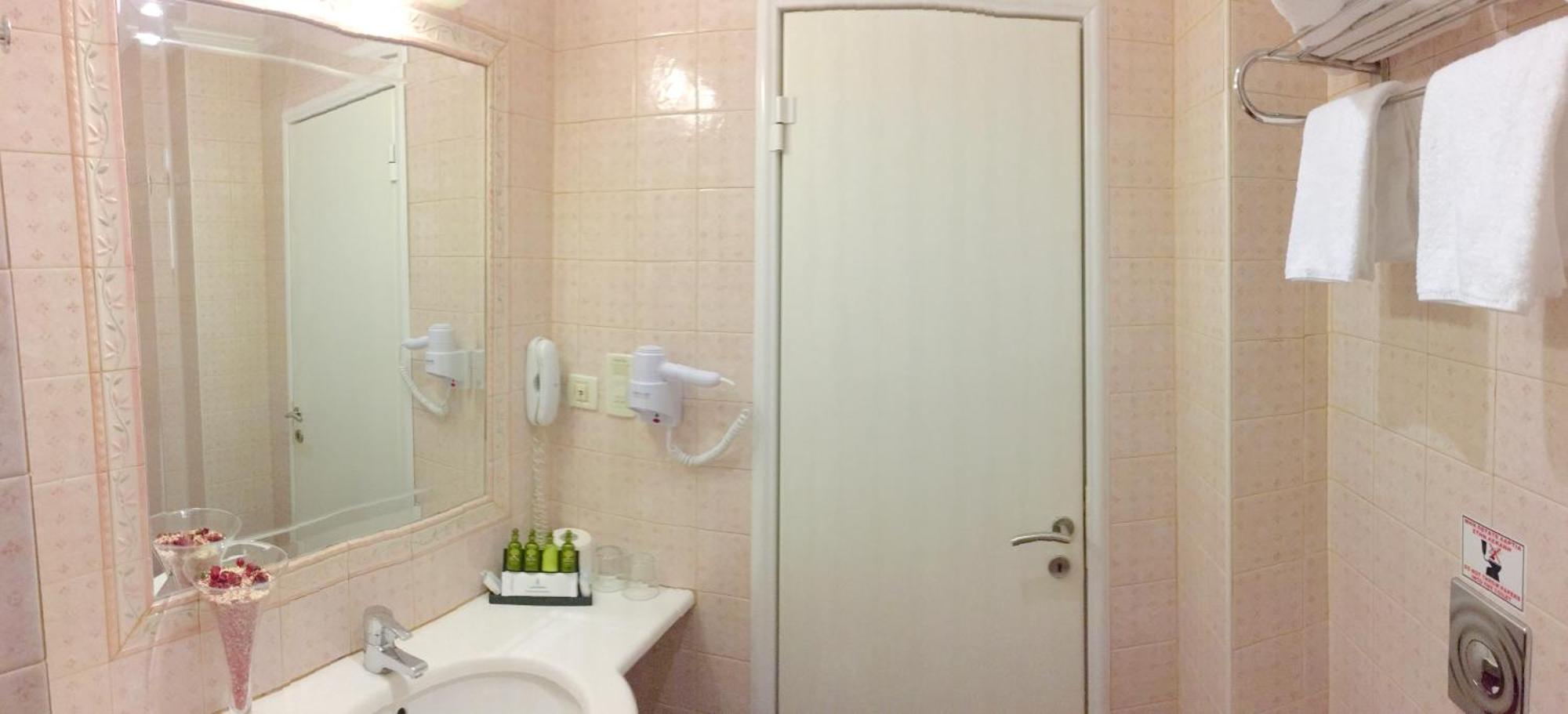 Zimmer mit Verbindungstür