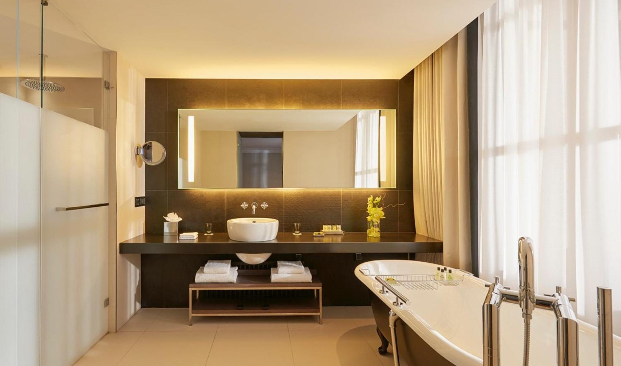 Junior Suite mit Kingsize-Bett und Blick auf die Kirche