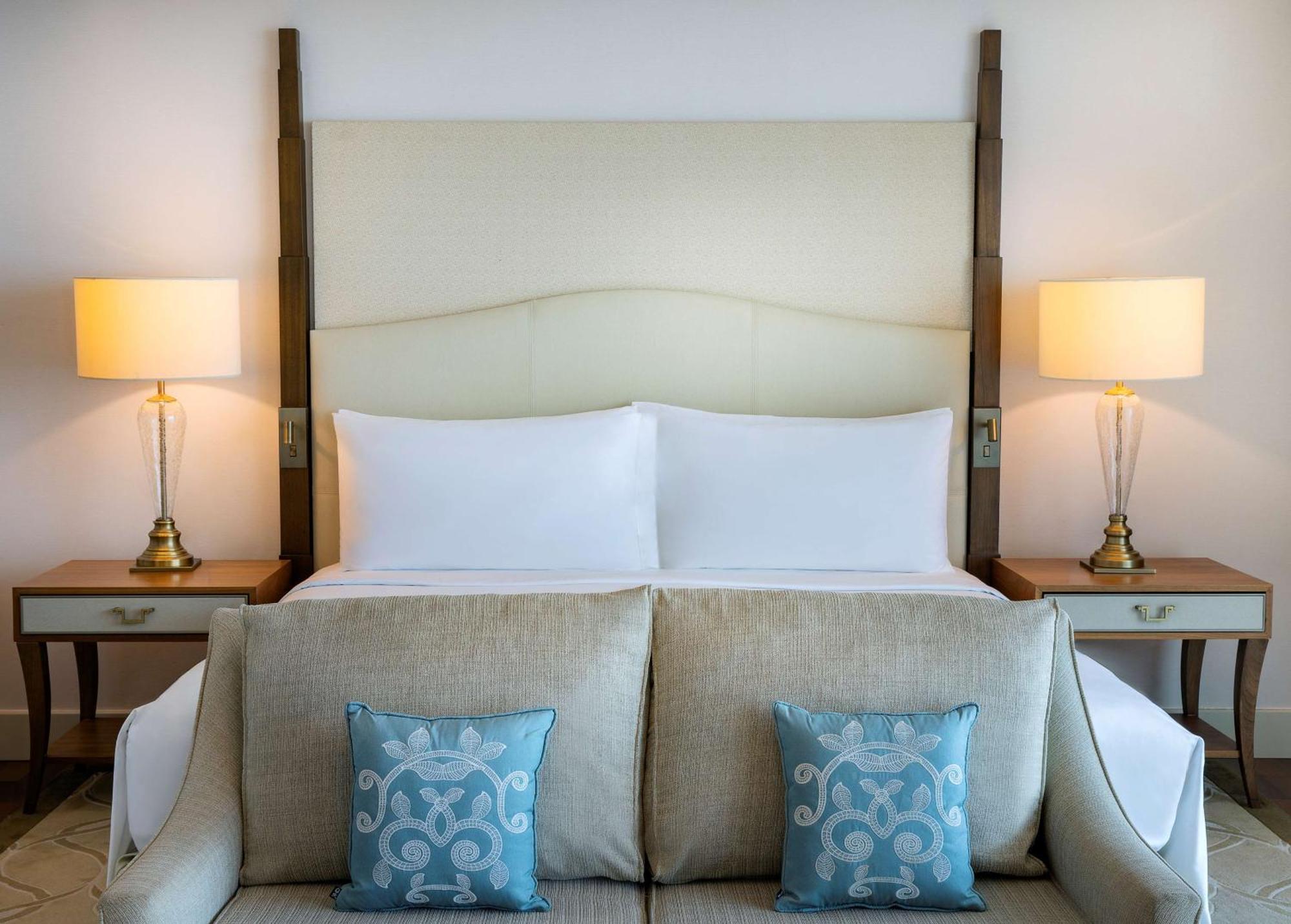 Deluxe Zimmer mit Kingsize-Bett und Blick auf die Skyline und das Meer