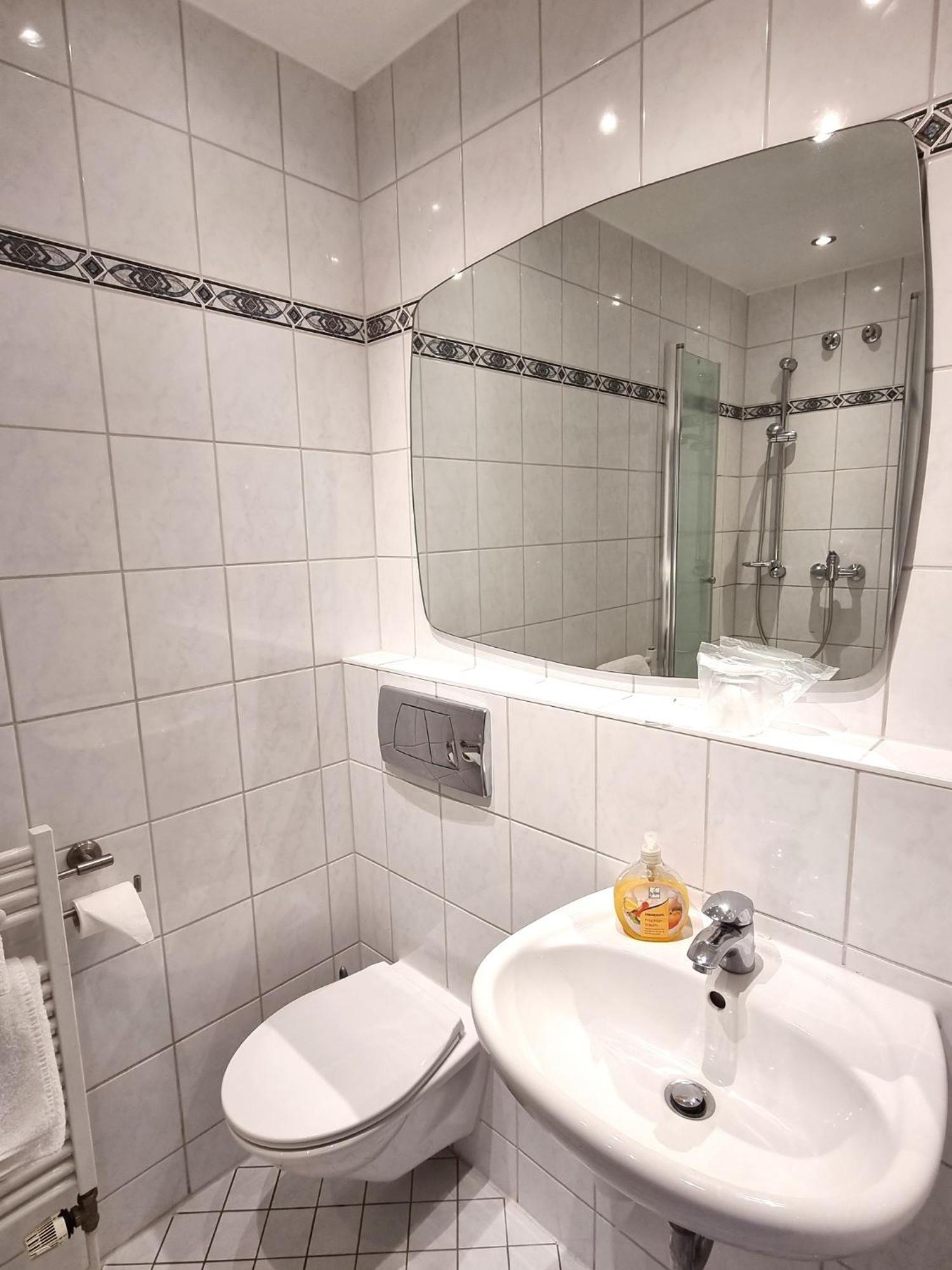 Doppelzimmer mit Doppelbett und Badezimmer