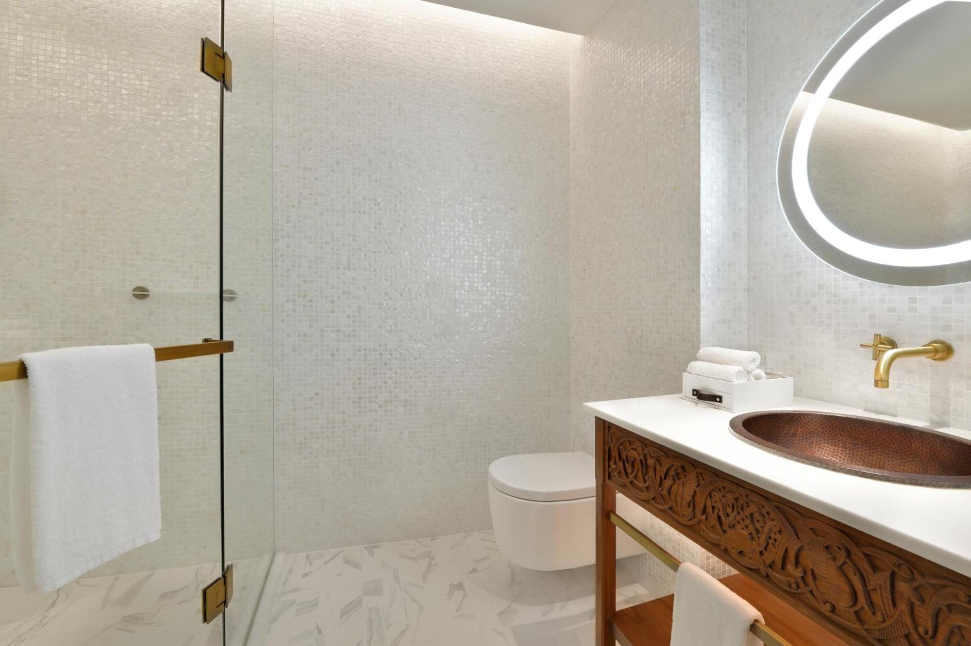 Premium Zimmer mit Kingsize-Bett und Blick auf den Creek