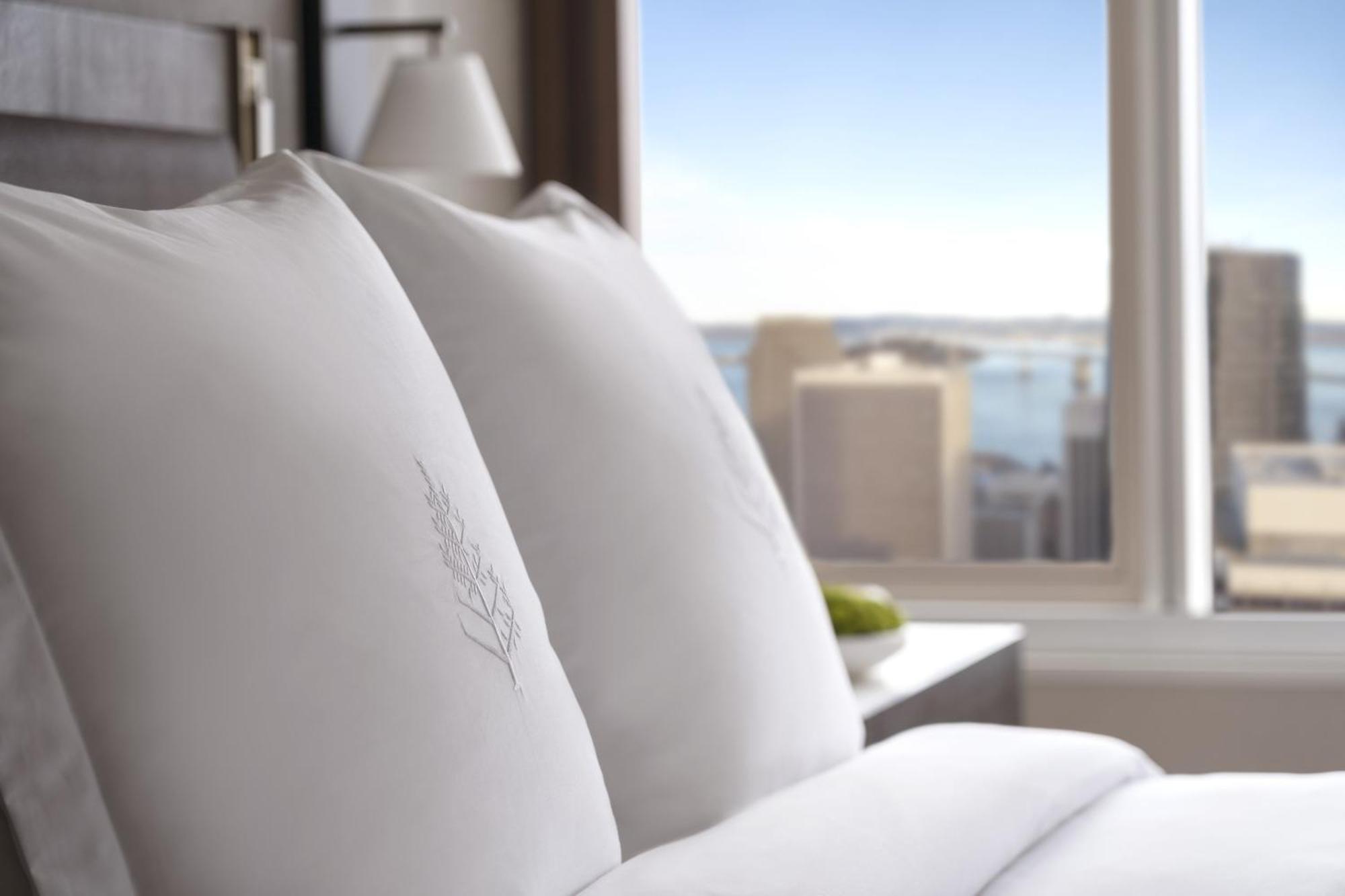 Barrierefreie Studio Suite mit Kingsize-Bett mit Blick auf die Golden-Gate-Brücke; für Gäste mit Mobilitätseinschränkungen geeignet