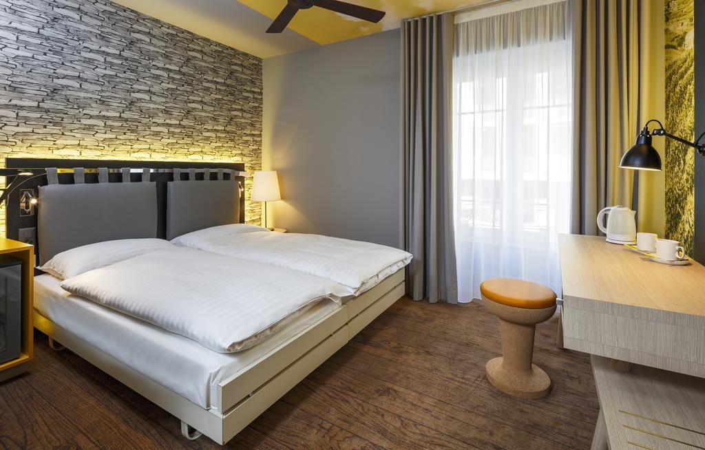 Doppel-/ Zweibettzimmer mit Straßenblick