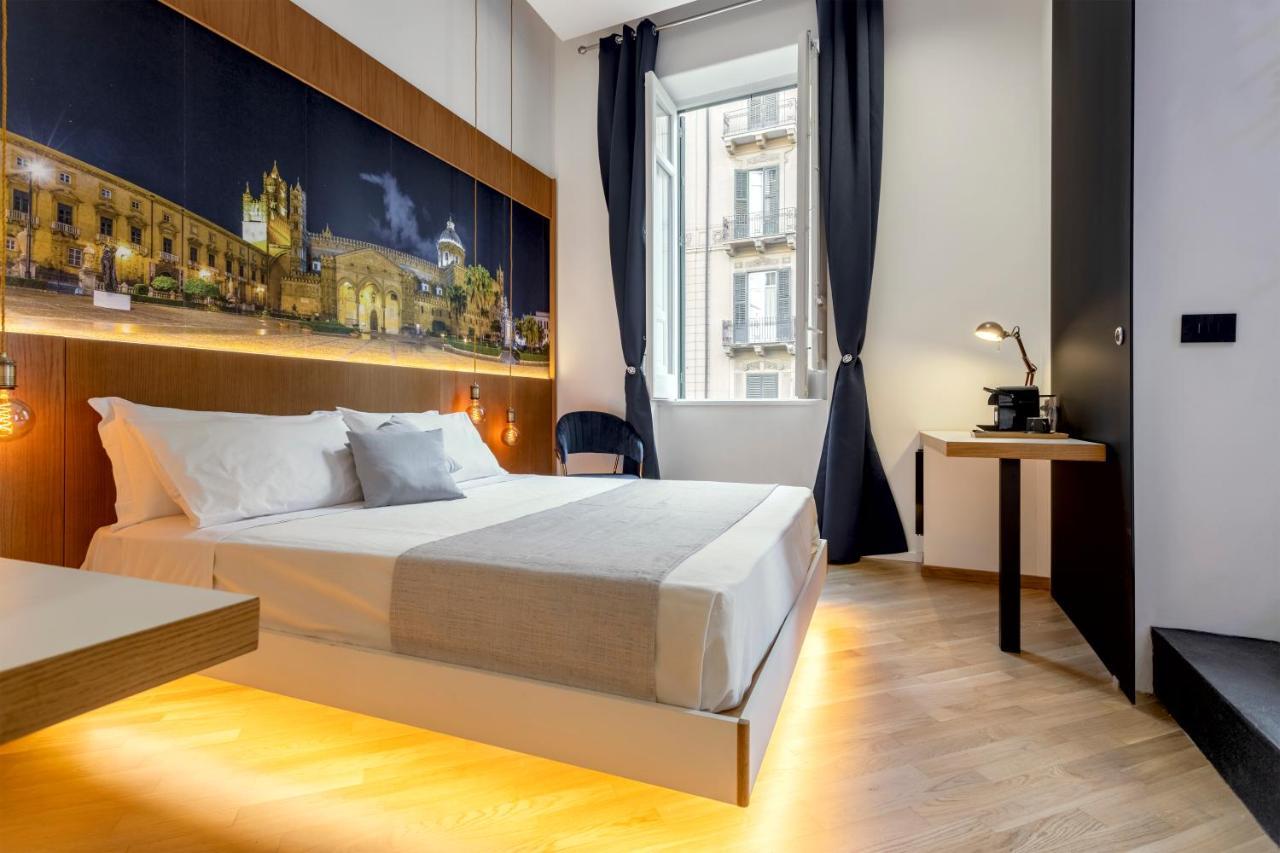 Zimmer mit Queensize-Bett und Whirlpool-Badewanne