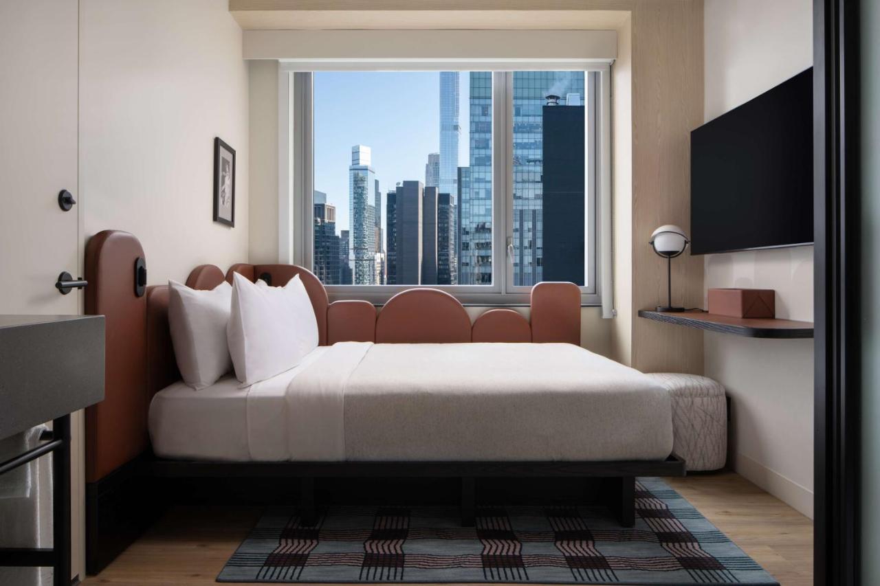 Compact Zimmer mit Queensize-Bett und Stadtblick