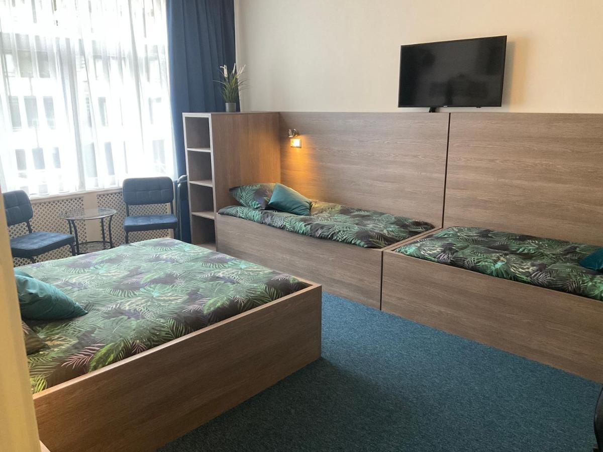 Vierbettzimmer mit Badewanne
