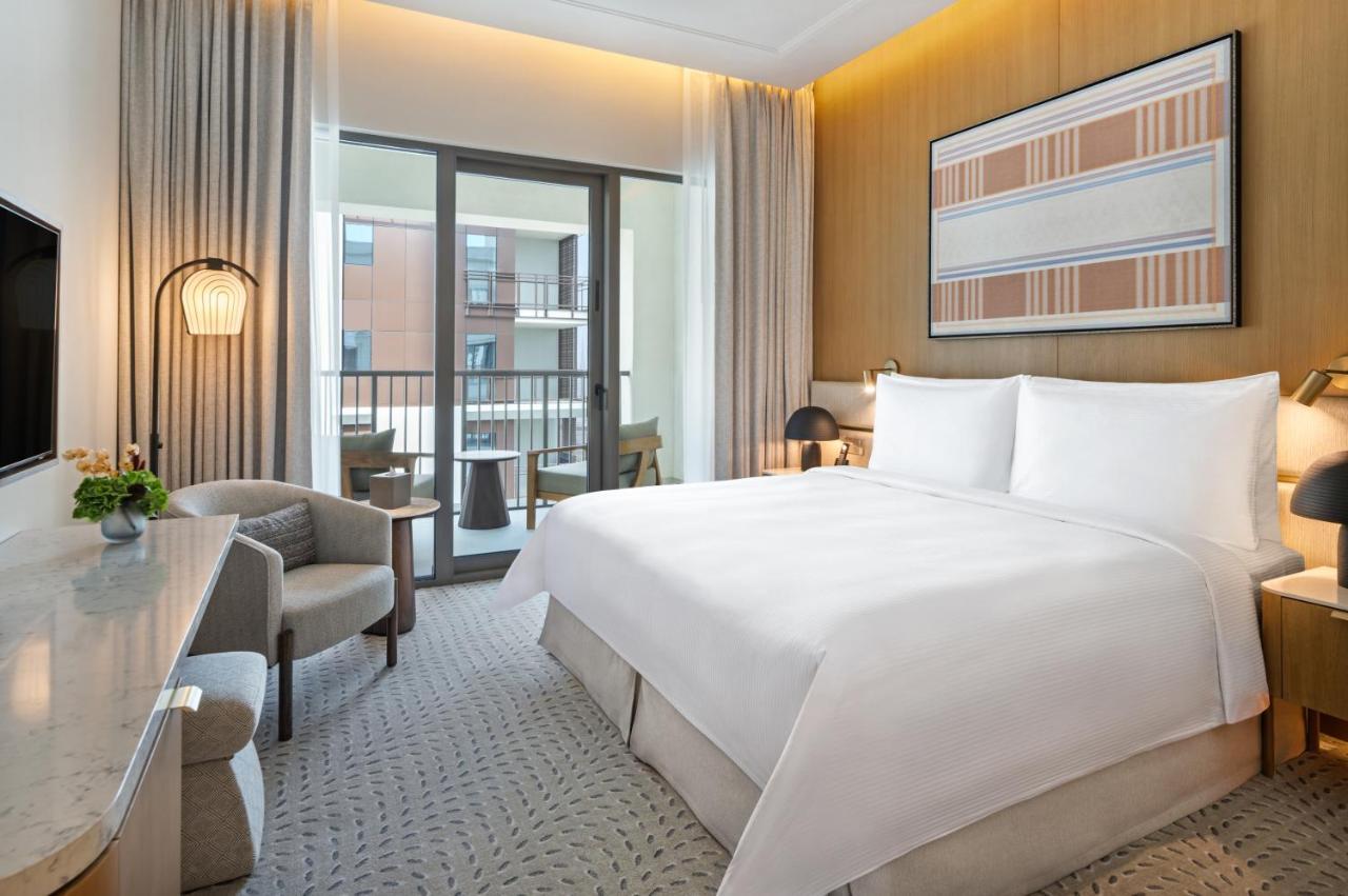 Deluxe Zimmer mit Kingsize-Bett und Blick auf die Lagune