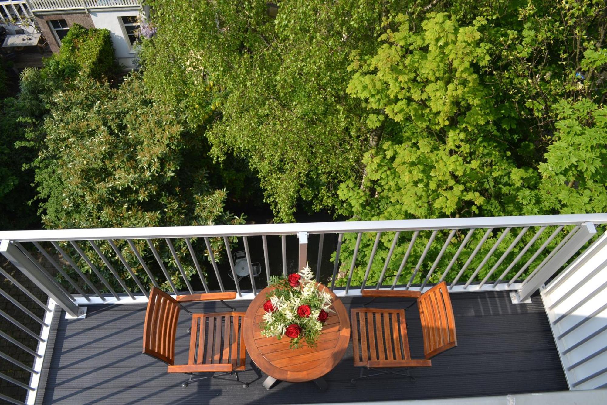 Zweibettzimmer mit Whirlpool-Badewanne, Balkon und Gartenblick