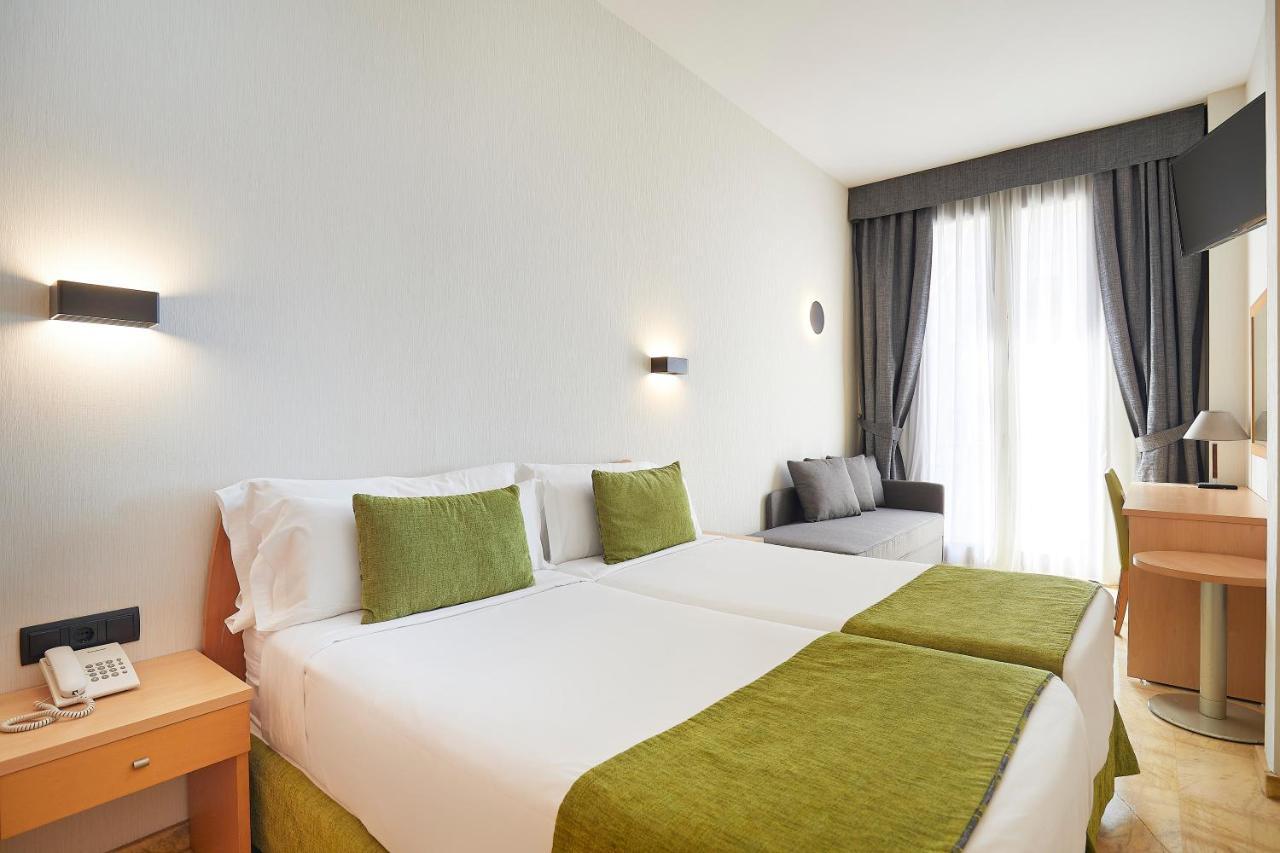 Zweibettzimmer mit Stadtblick