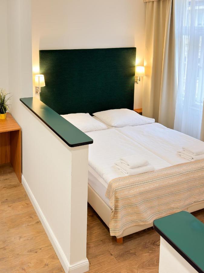 Comfort Room with Street View,1498693207:JPEG