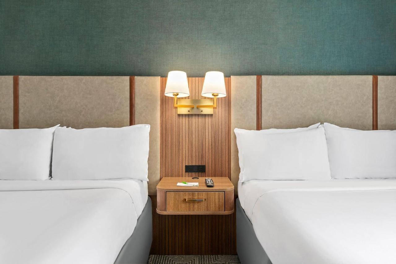 Standard Doppelzimmer mit 2 Doppelbetten, barrierefreier Kommunikation und Stadtblick