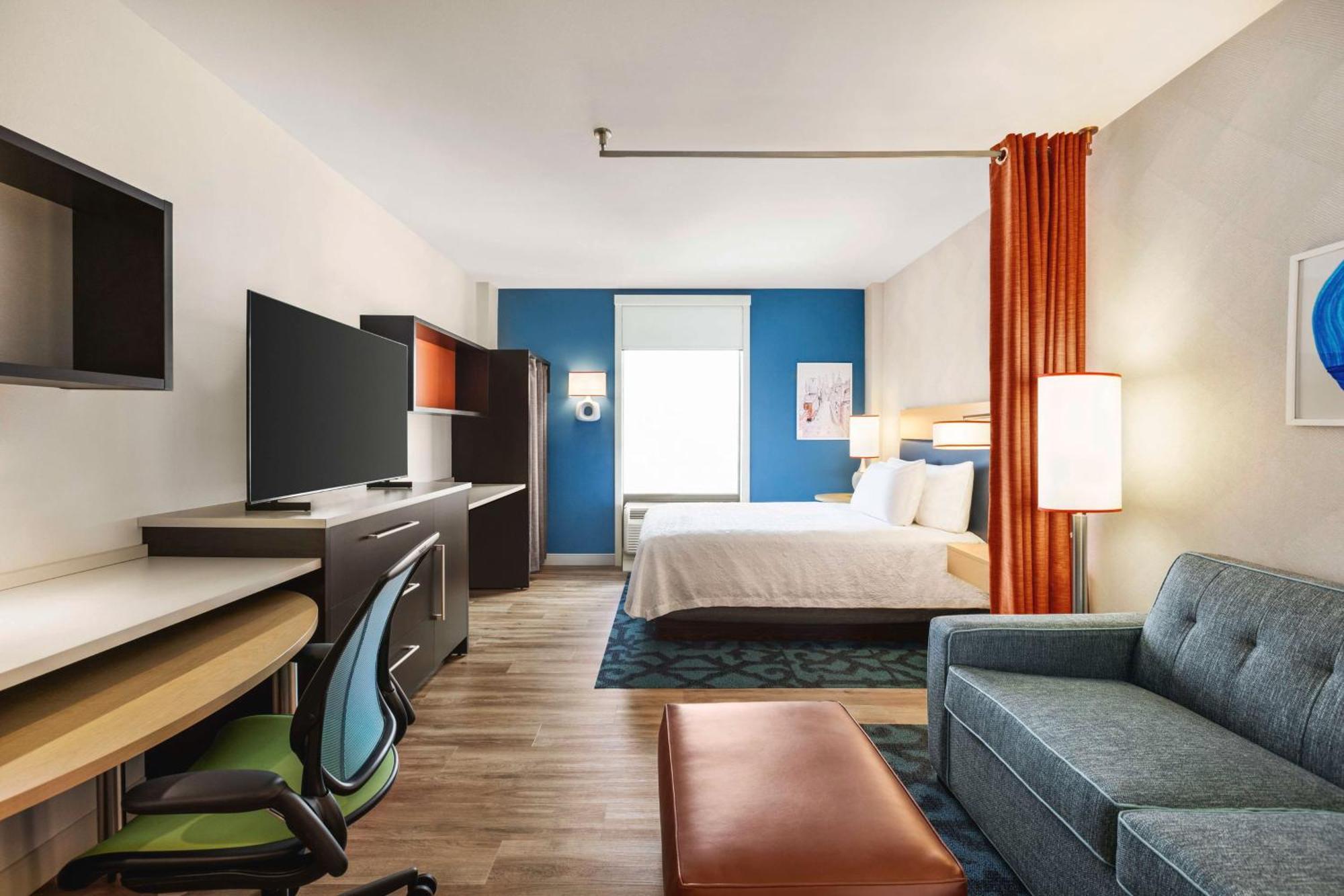 Studio mit Queensize-Bett und Stadtblick