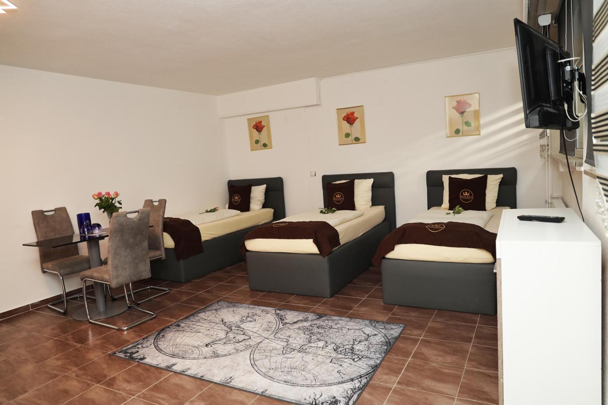 Dreibettzimmer mit Dusche