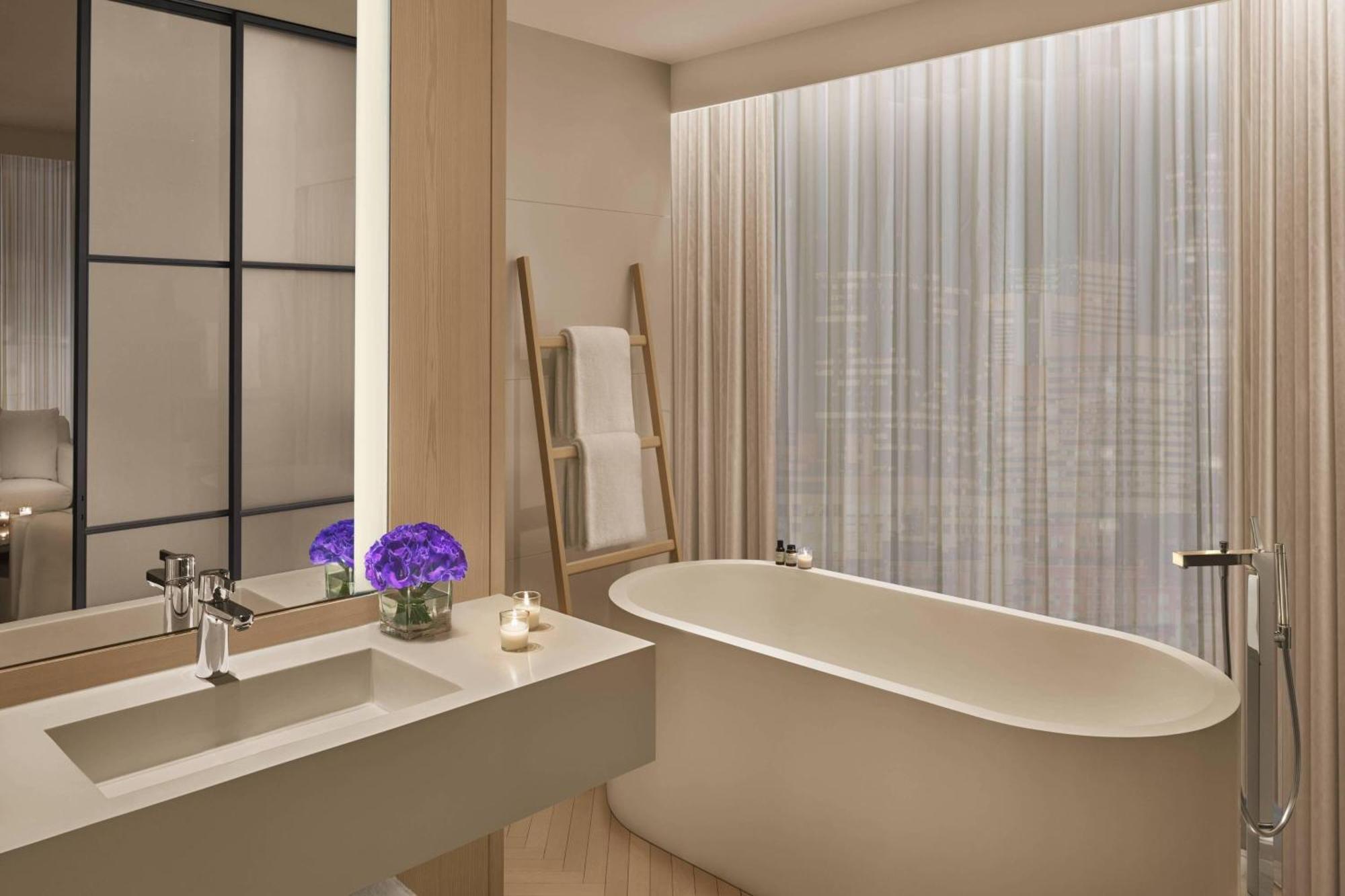 Premier Suite mit Kingsize-Bett und Blick auf den Times Square