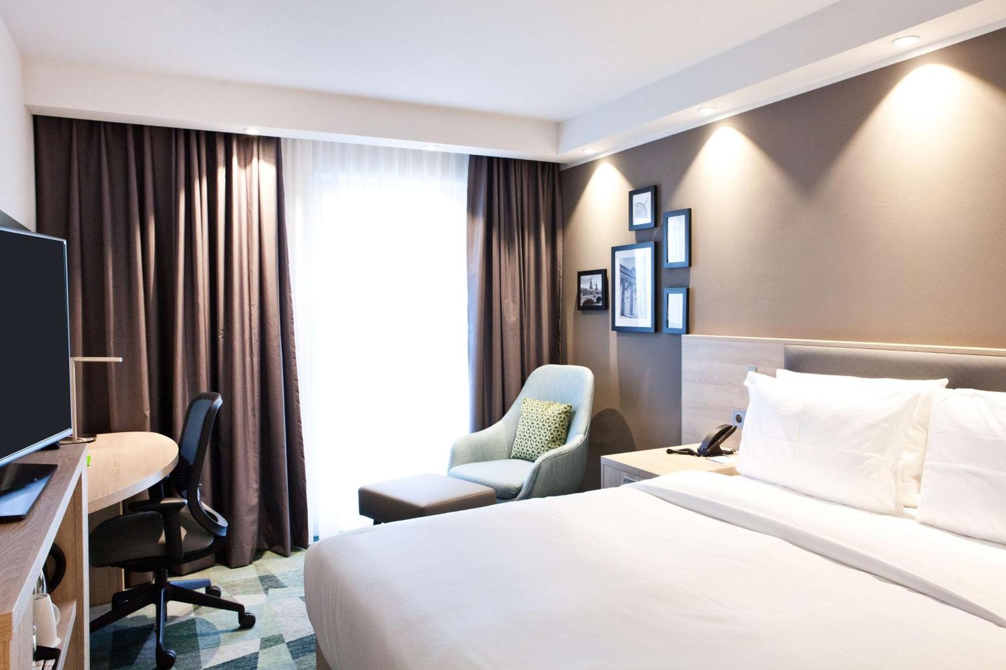 1 Doppelzimmer mit Queensize-Bett und Blick auf den Fluss