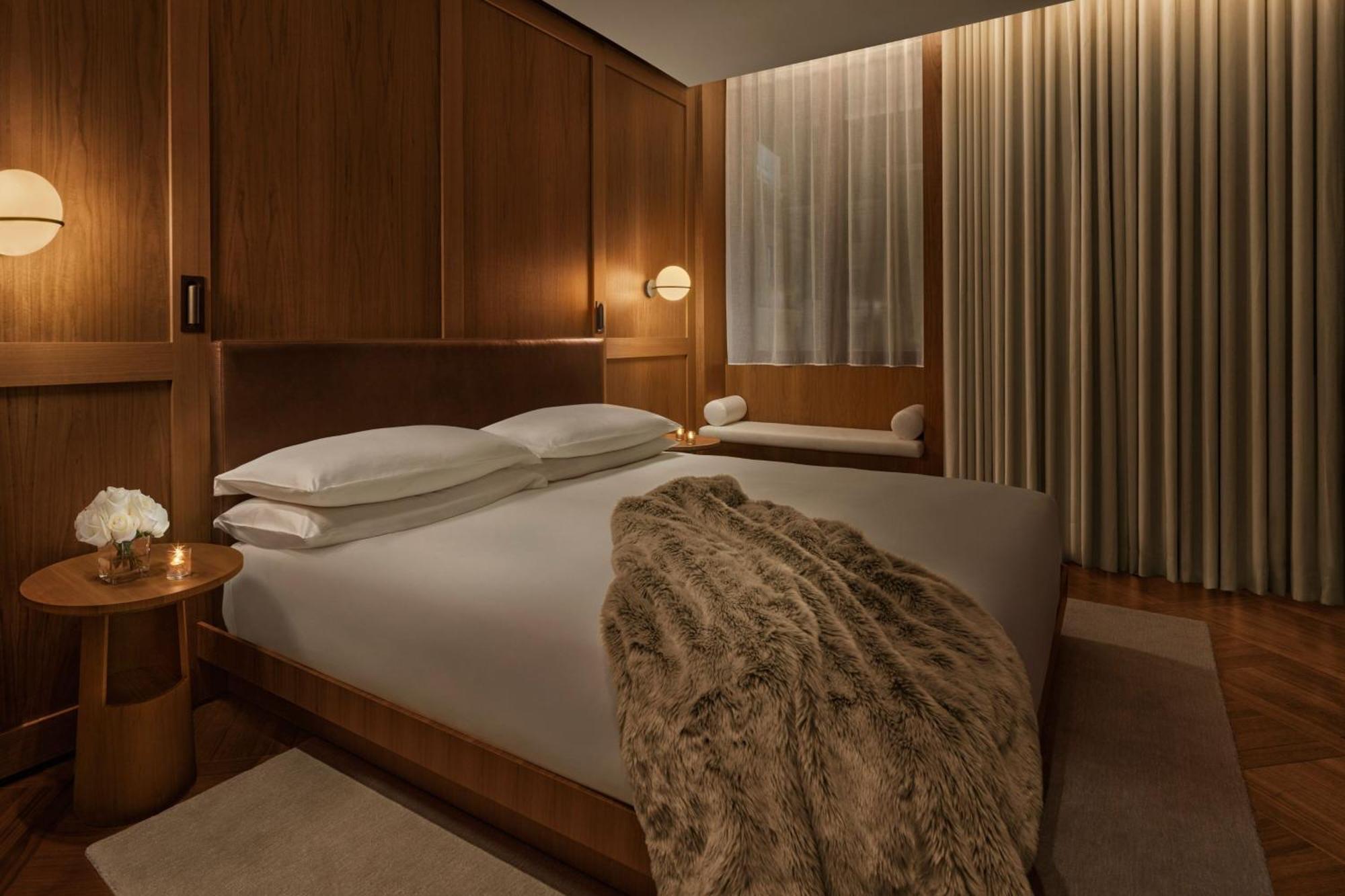 Suite mit 1 Schlafzimmer, 1 Kingsize-Bett und Blick auf den Innenhof