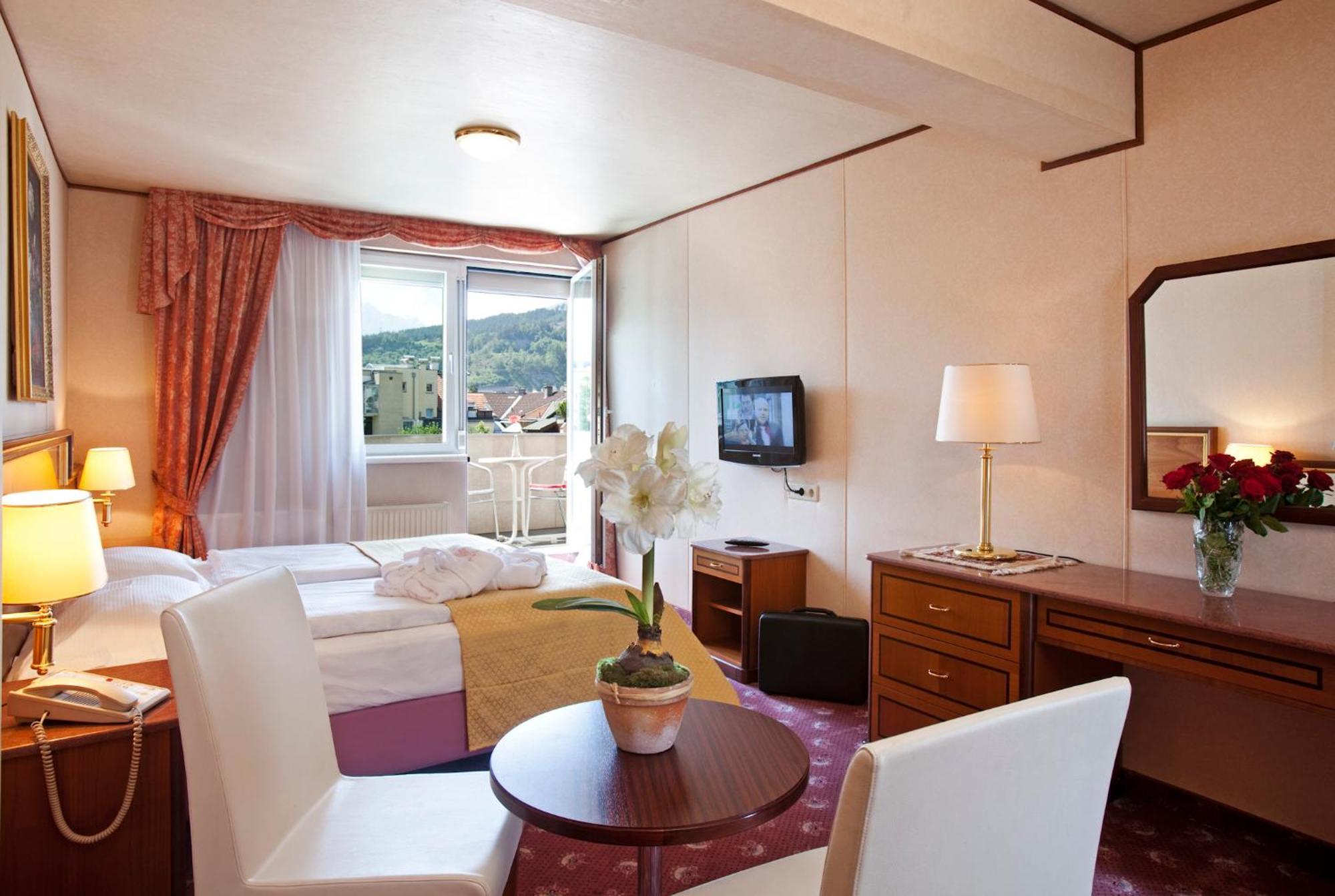 Zweibettzimmer mit Balkon