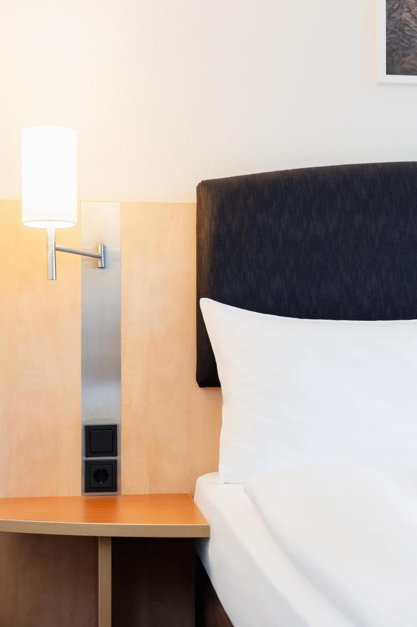Standard Twin Room,1516439305:JPEG