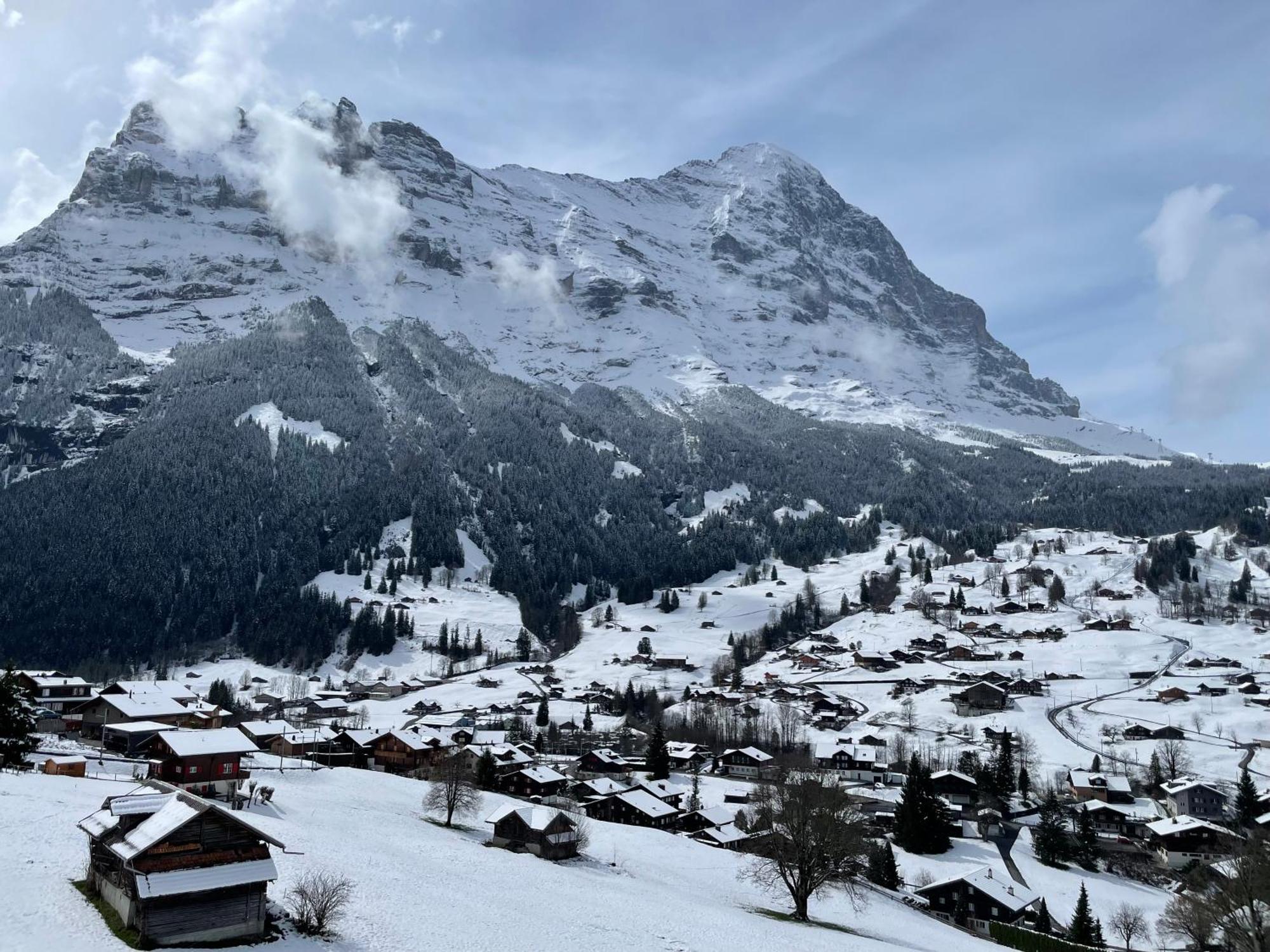 Dreibettzimmer mit eigenem Bad und Blick auf den Eiger