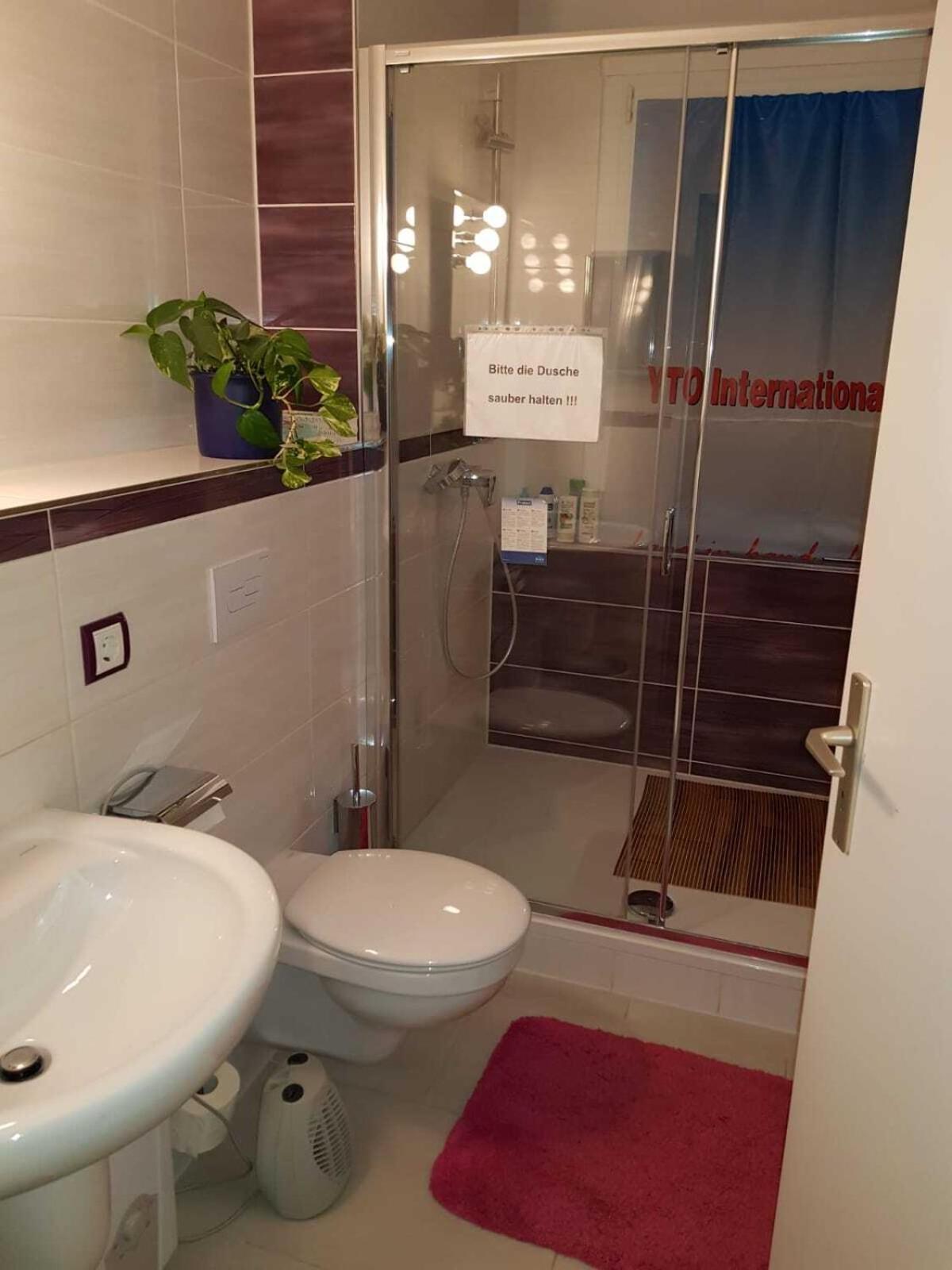 Vierbettzimmer mit Gemeinschaftsbad