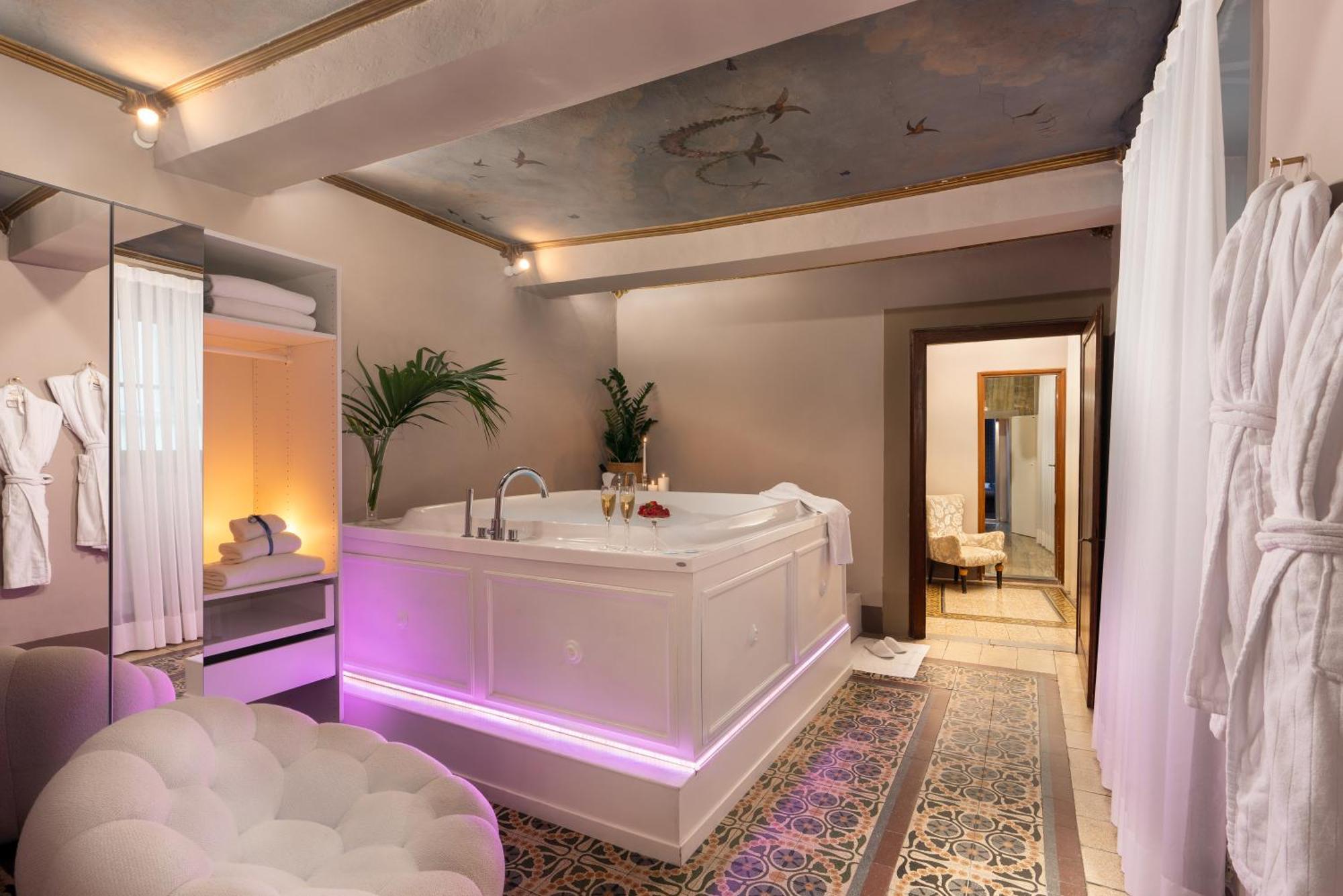 Suite mit Queensize-Bett und Whirlpool
