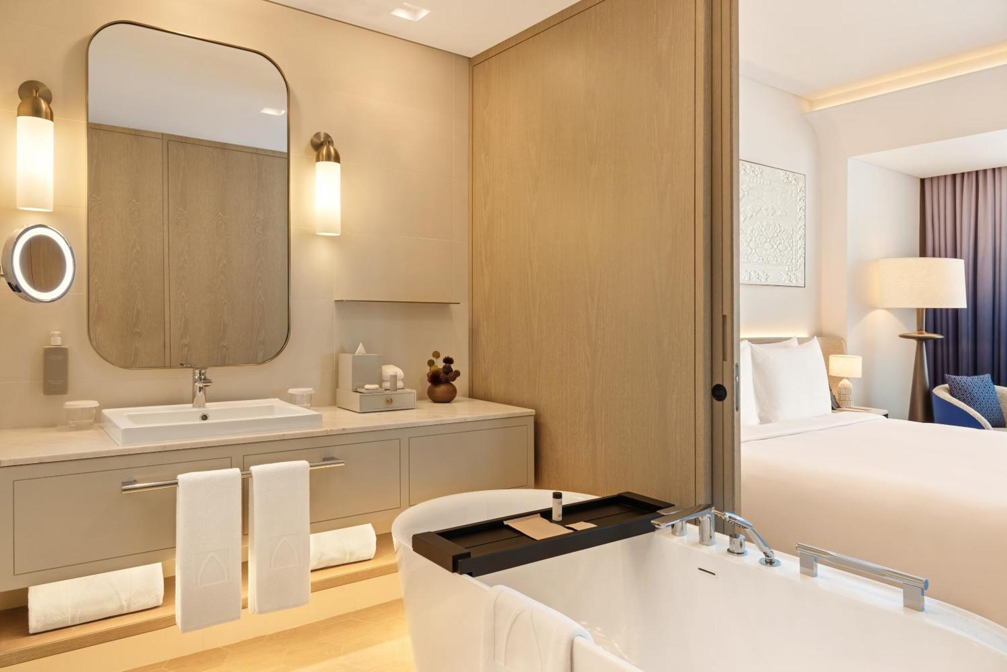 Deluxe-Zimmer mit Kingsize-Bett und teilweisem Kanalblick – kostenloser Zugang zur Lagune