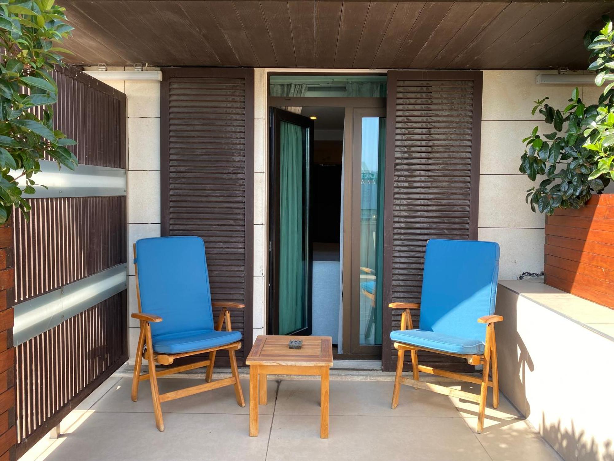 Zimmer mit Kingsize-Bett und Terrasse