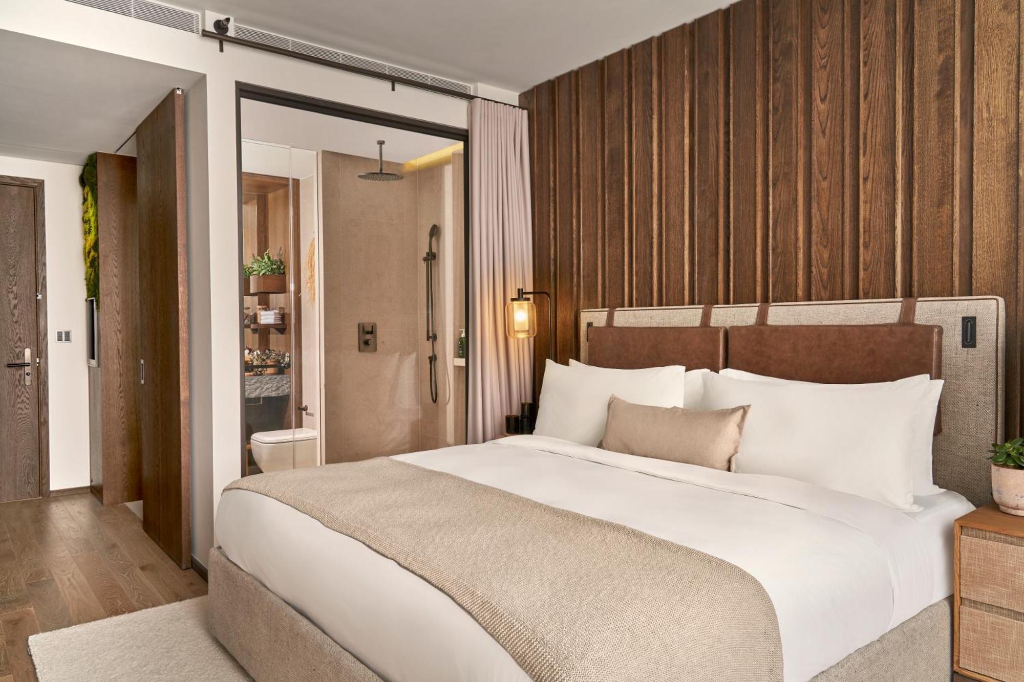 Zimmer Skyline mit Kingsize-Bett
