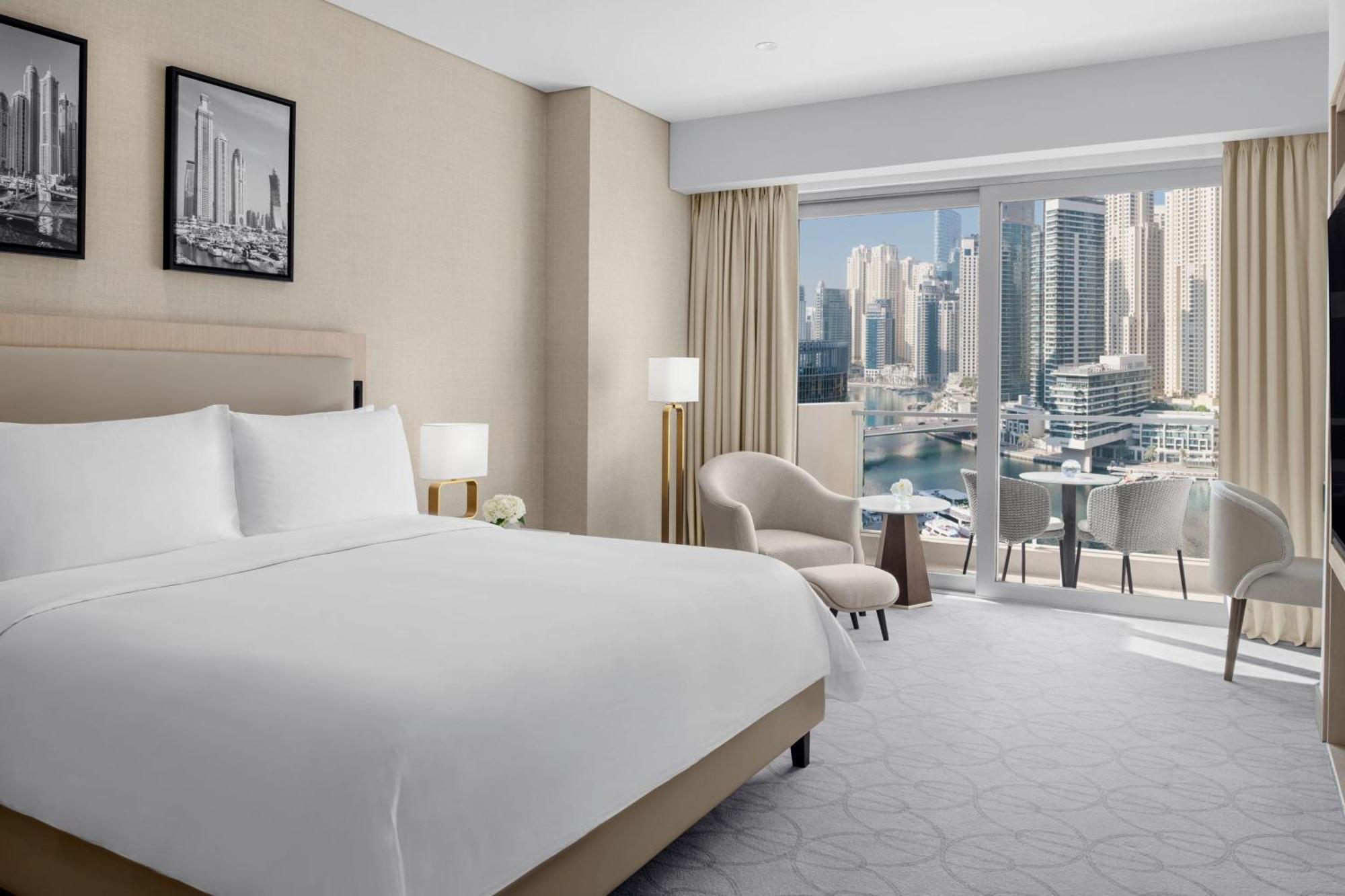 Executive Zimmer mit Blick auf die Marina, Kingsize-Bett, Zugang zur Club Lounge mit Frühstück, Mittag- und Abendessen, inklusive direktem Zugang zur Dubai Marina Mall und zum Marina Walk