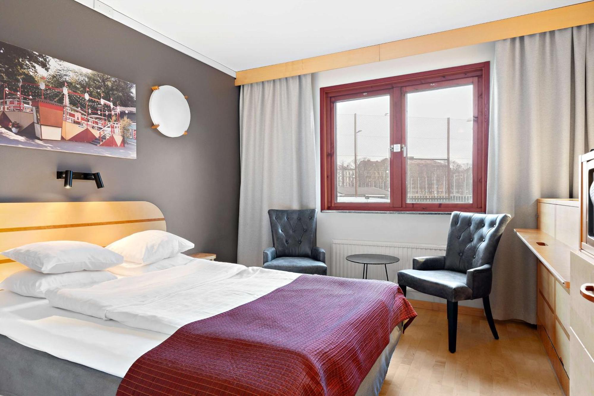 Standard Zimmer mit Queensize-Bett und Schrankbett