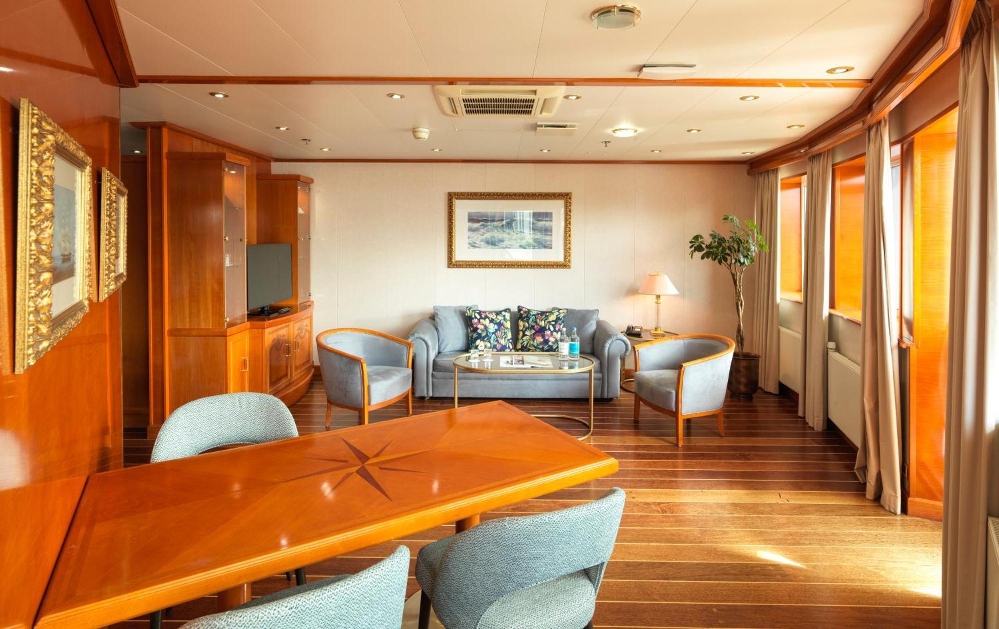 Junior Suite mit Aussicht auf den Hafen