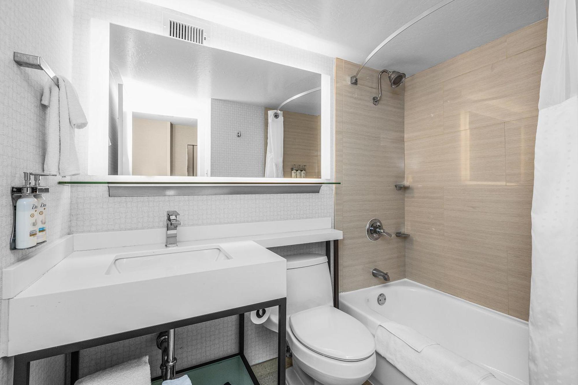 Standard Zimmer mit Kingsize-Bett und barrierefreier Badewanne