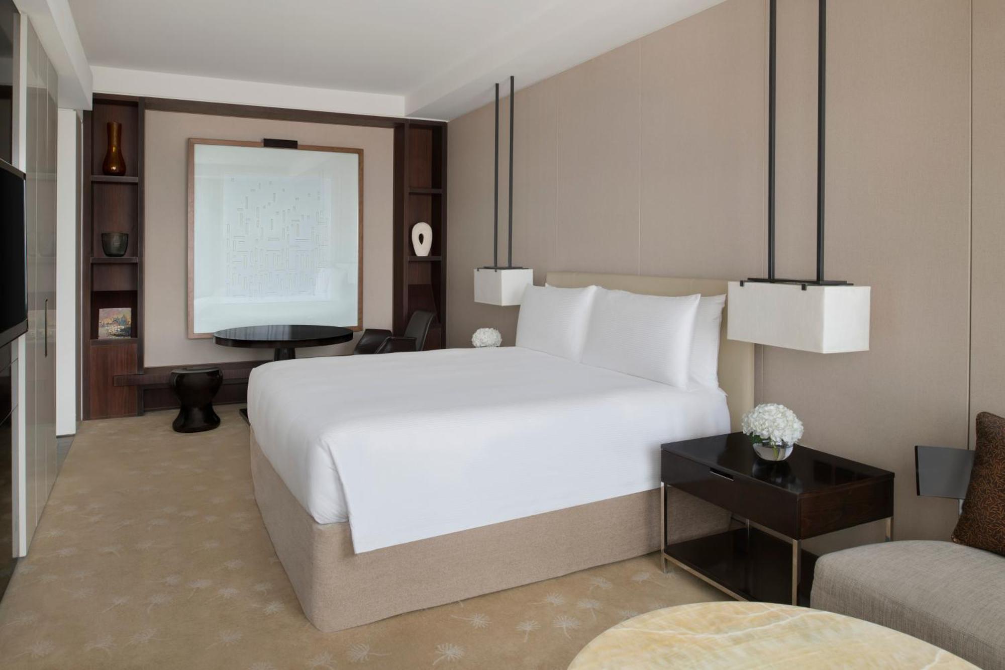 Classic Zimmer mit Kingsize-Bett und Blick auf das Wasser
