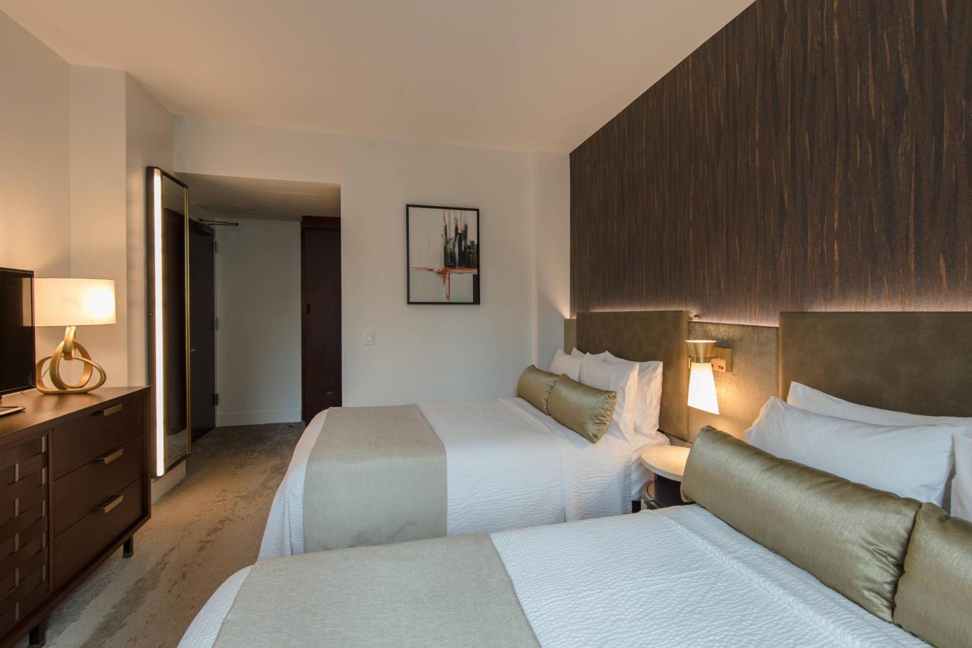 Zimmer mit 2 Doppelbetten und Stadtblick