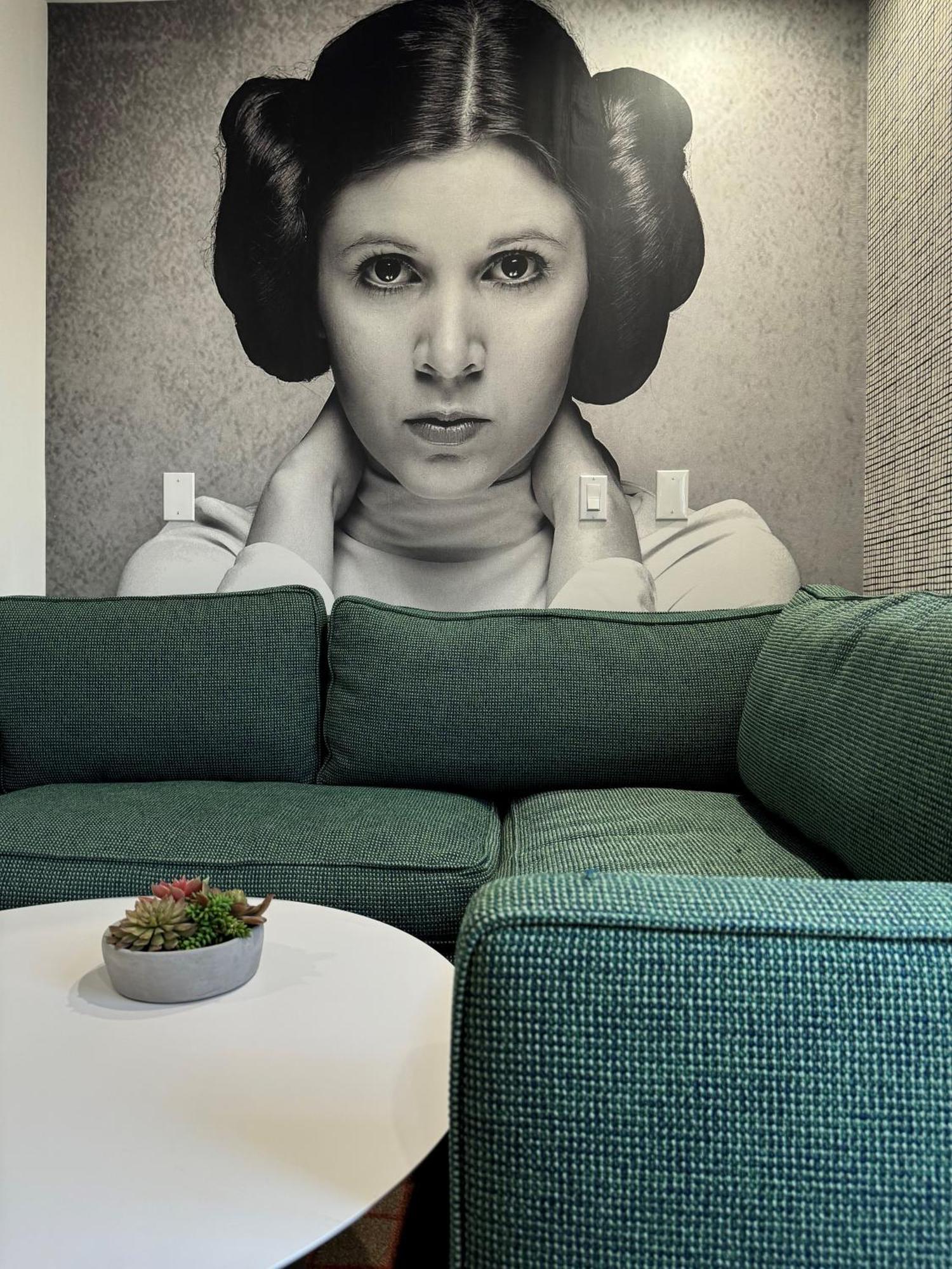 Star Wars Zimmer mit Kingsize-Bett und Blick auf den Hollywood-Schriftzug