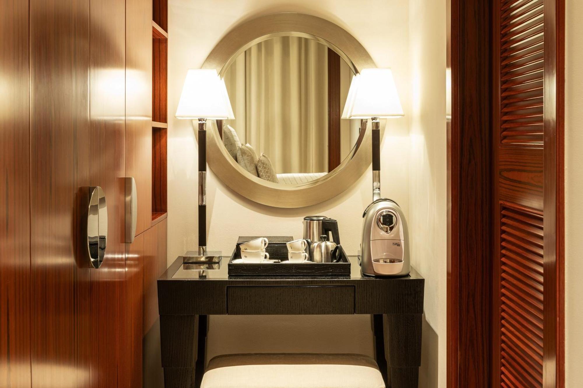 Premier Junior Suite mit 1 Kingsize-Bett, Zugang zur Executive Lounge, Nachmittagstee und Happy Hour, kostenlosem Zugang zum Strand und Pool des Resorts sowie Flughafentransfer vom Flughafen Dubai