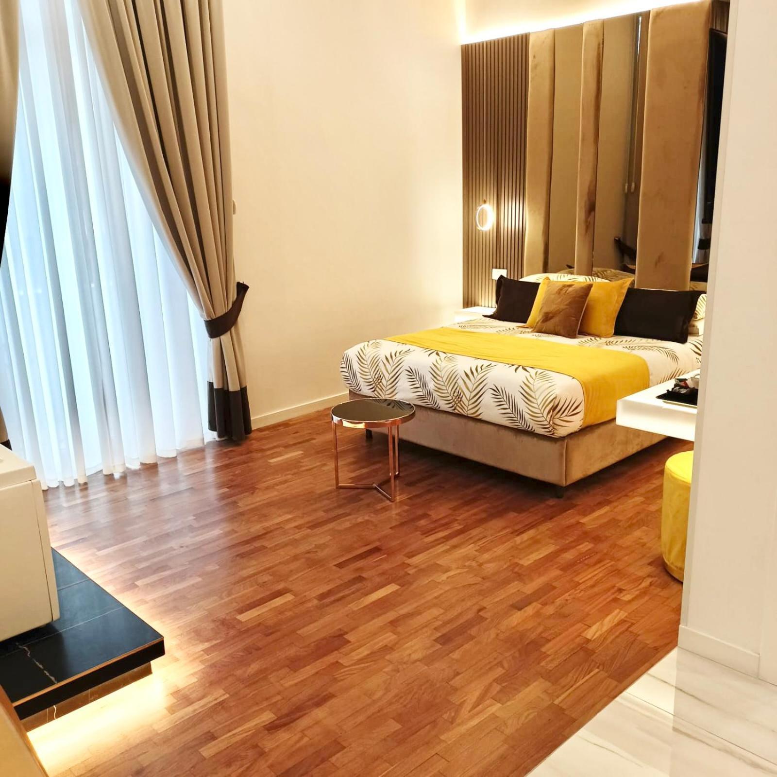 Zimmer mit Queensize-Bett und Whirlpool-Badewanne - Nebengebäude