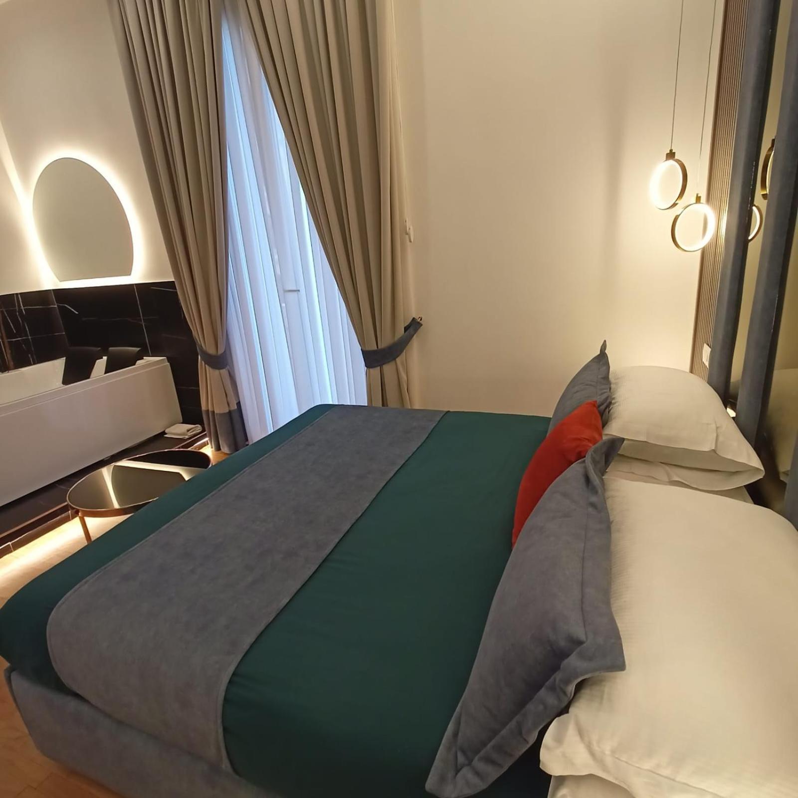 Zimmer mit Kingsize-Bett und Whirlpool