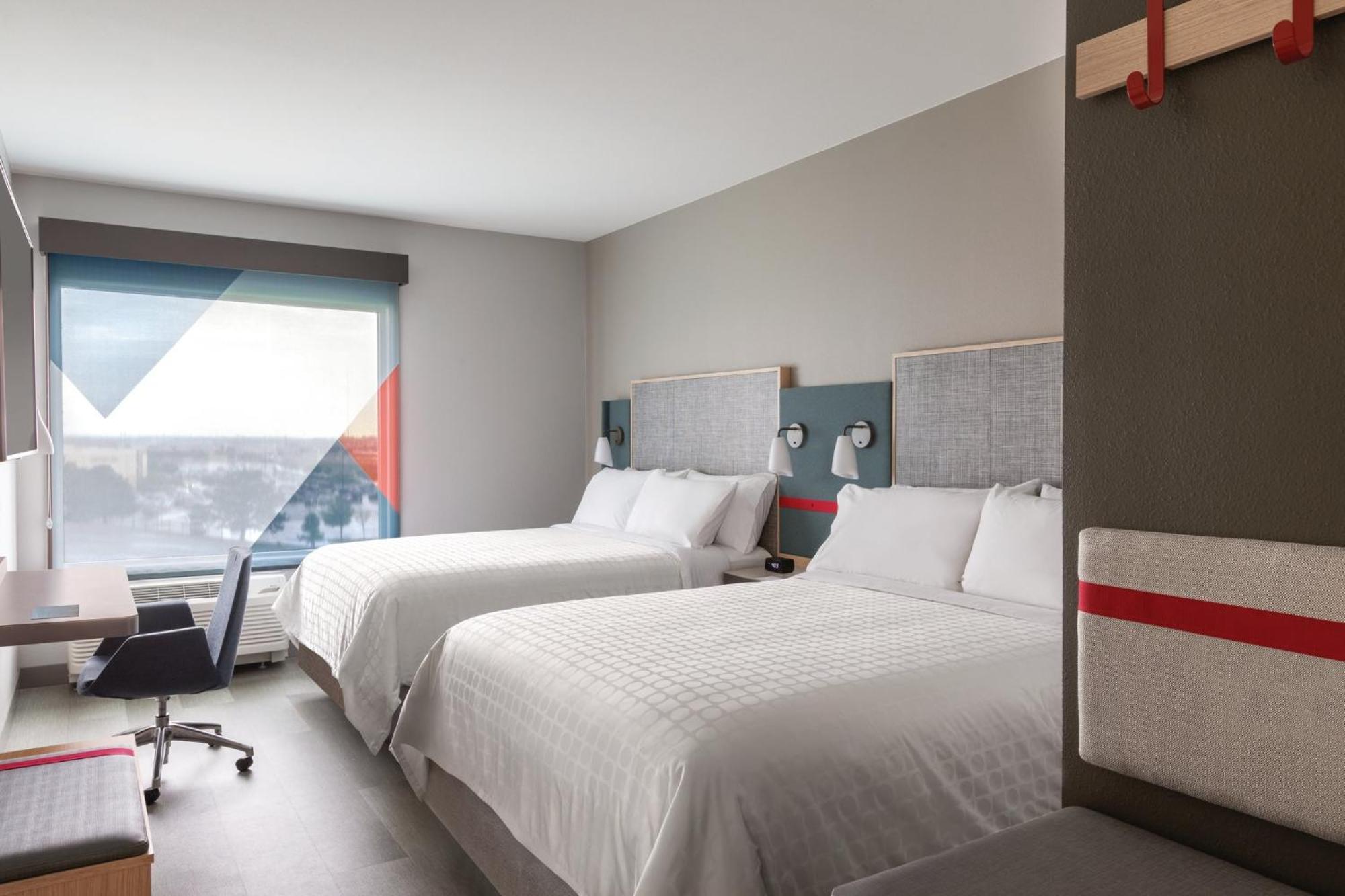 Barrierefreies Zimmer mit zwei Doppelbetten und ebenerdiger Dusche