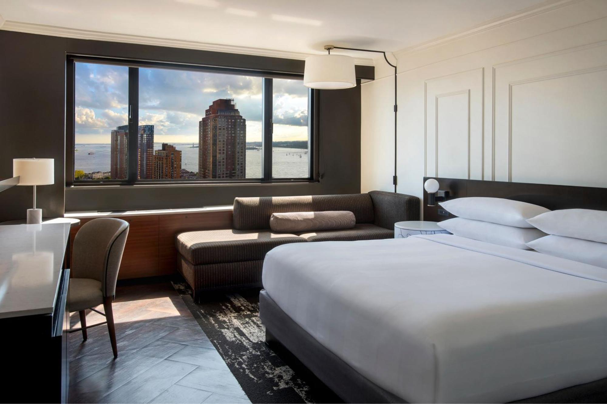 Deluxe Zimmer mit Kingsize-Bett und Hafenblick – für Hörgeschädigte geeignet