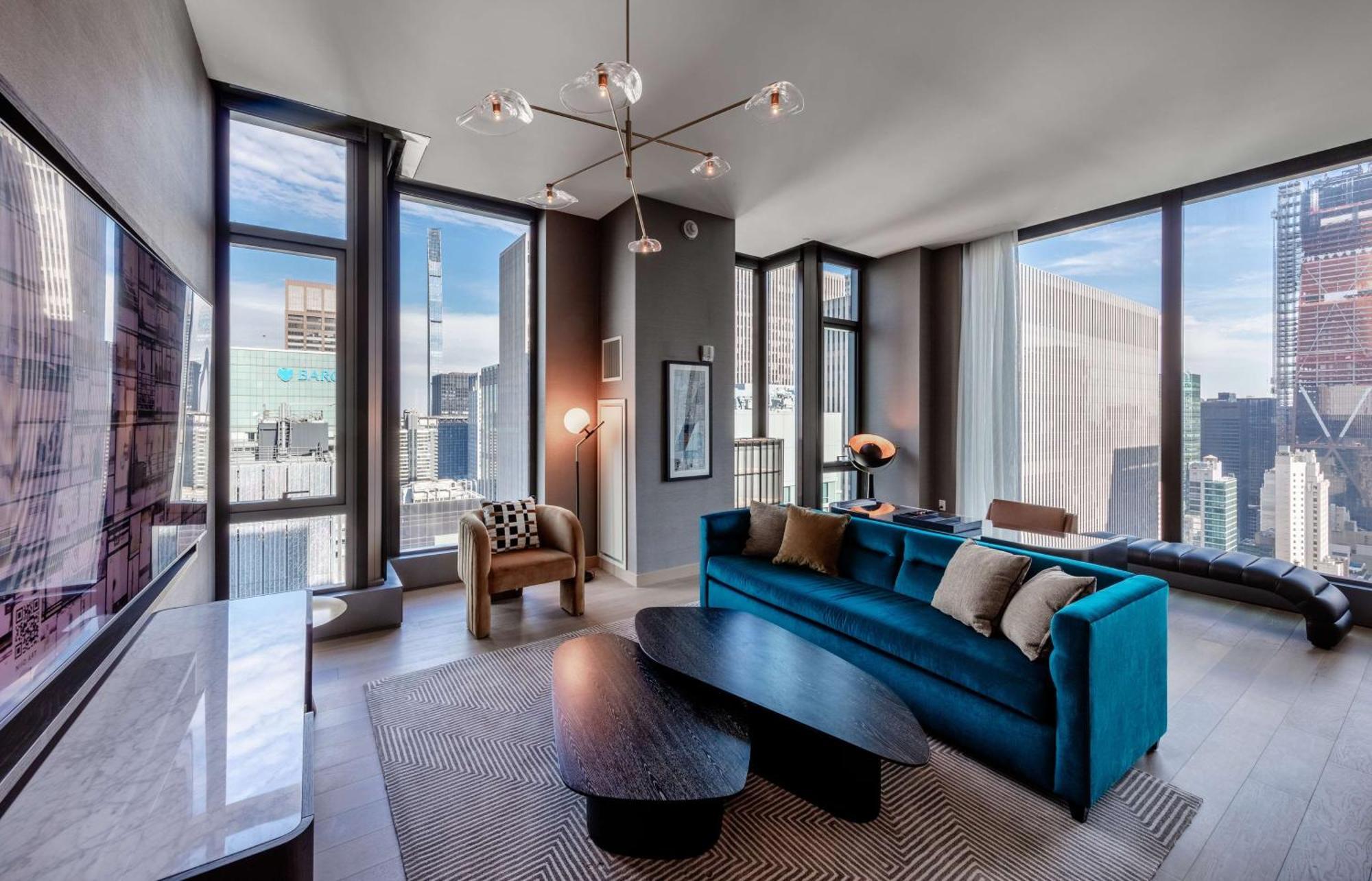 Suite mit Kingsize-Bett und Blick auf die Skyline – für Hörgeschädigte geeignet
