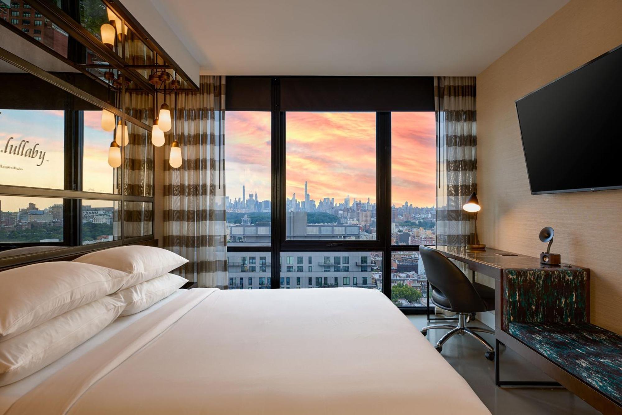 Zimmer mit Kingsize-Bett und Stadtblick