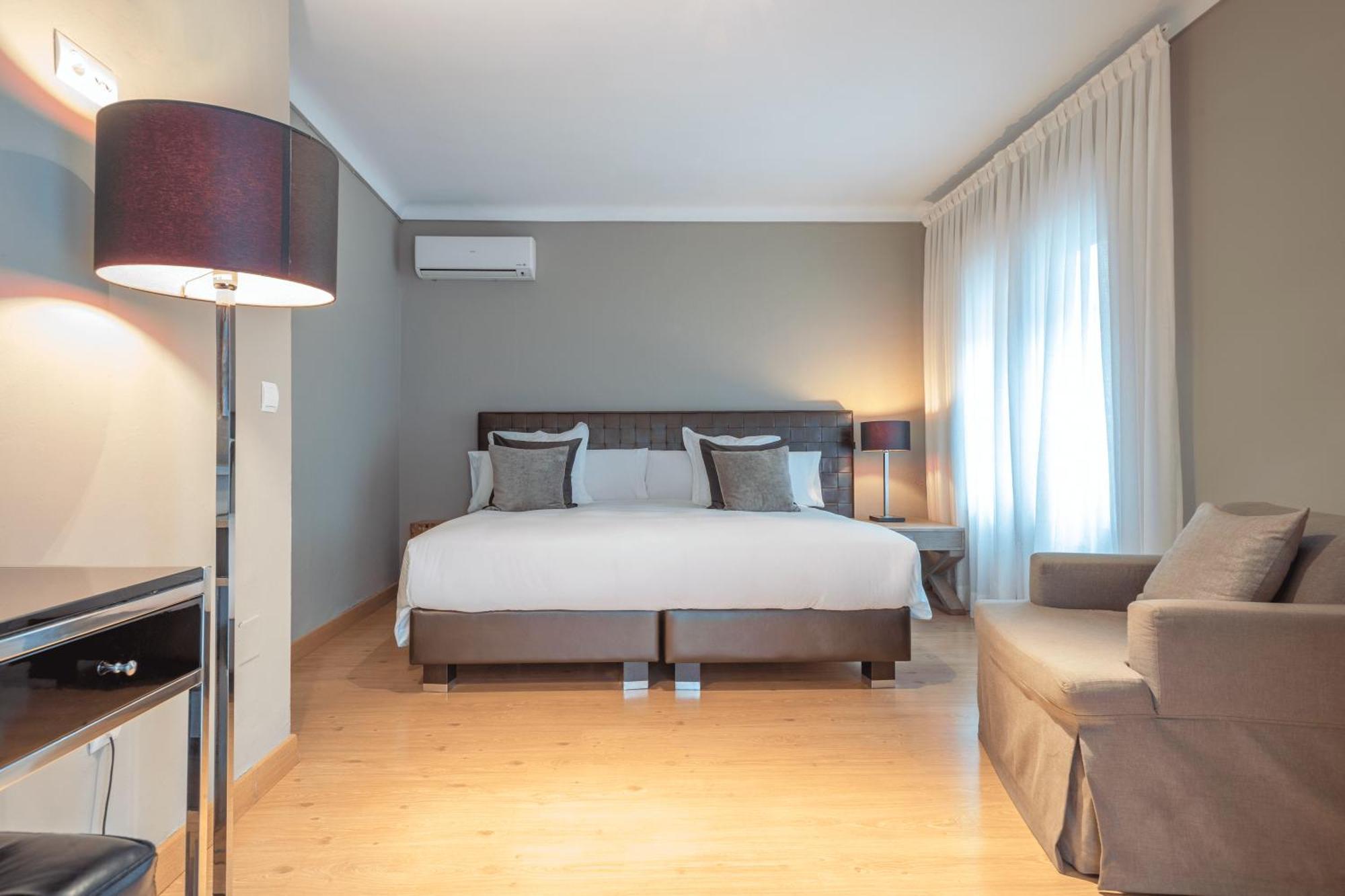 Zimmer mit Kingsize-Bett und Balkon