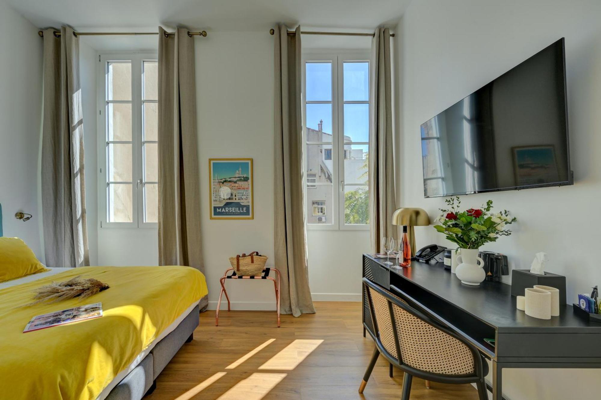Zimmer mit Queensize-Bett und Gartenblick
