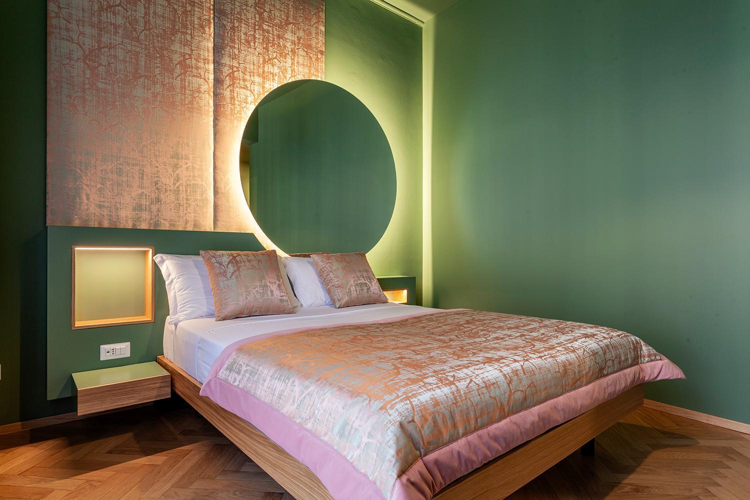Zimmer mit Queensize-Bett und Balkon