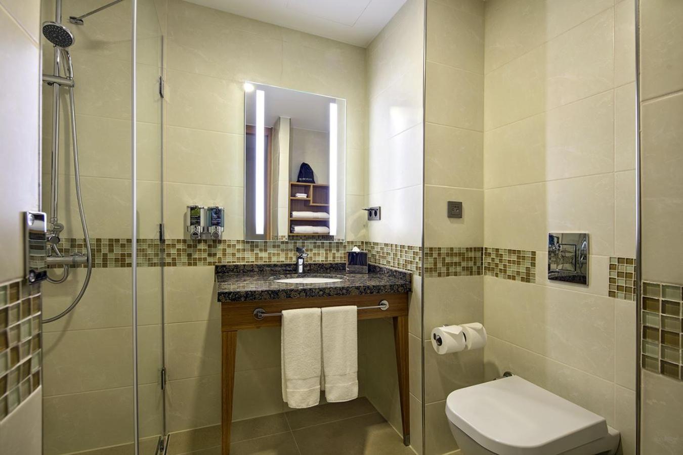 Queen Room,1542930022:JPEG