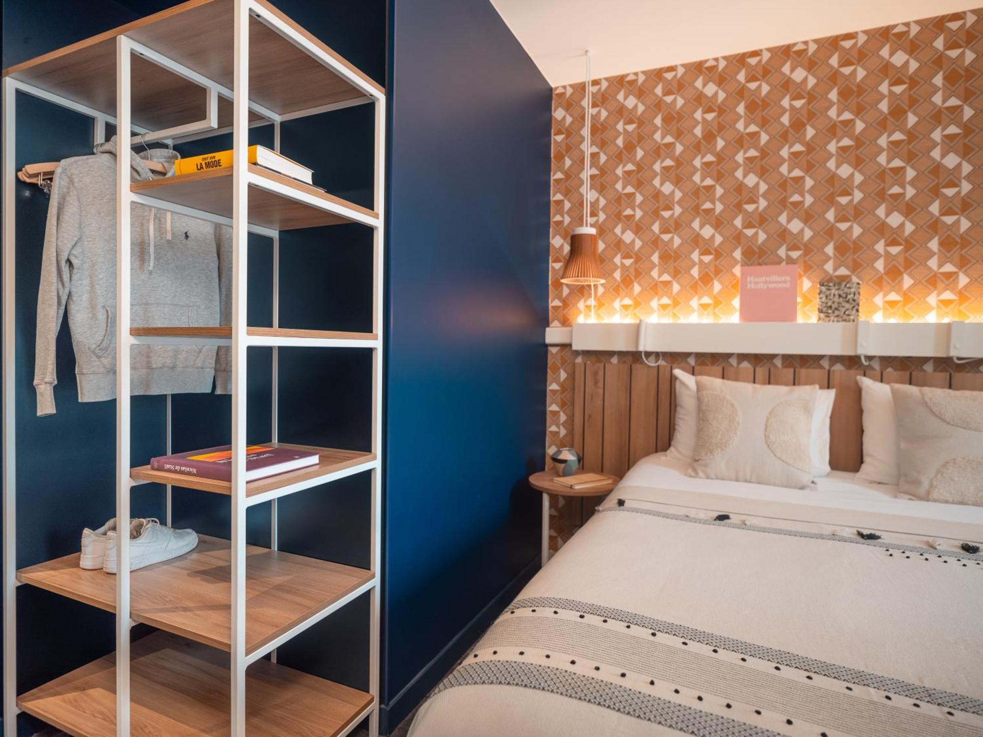 Dreibettzimmer mit 1 Doppelbett und 1 Schlafsofa
